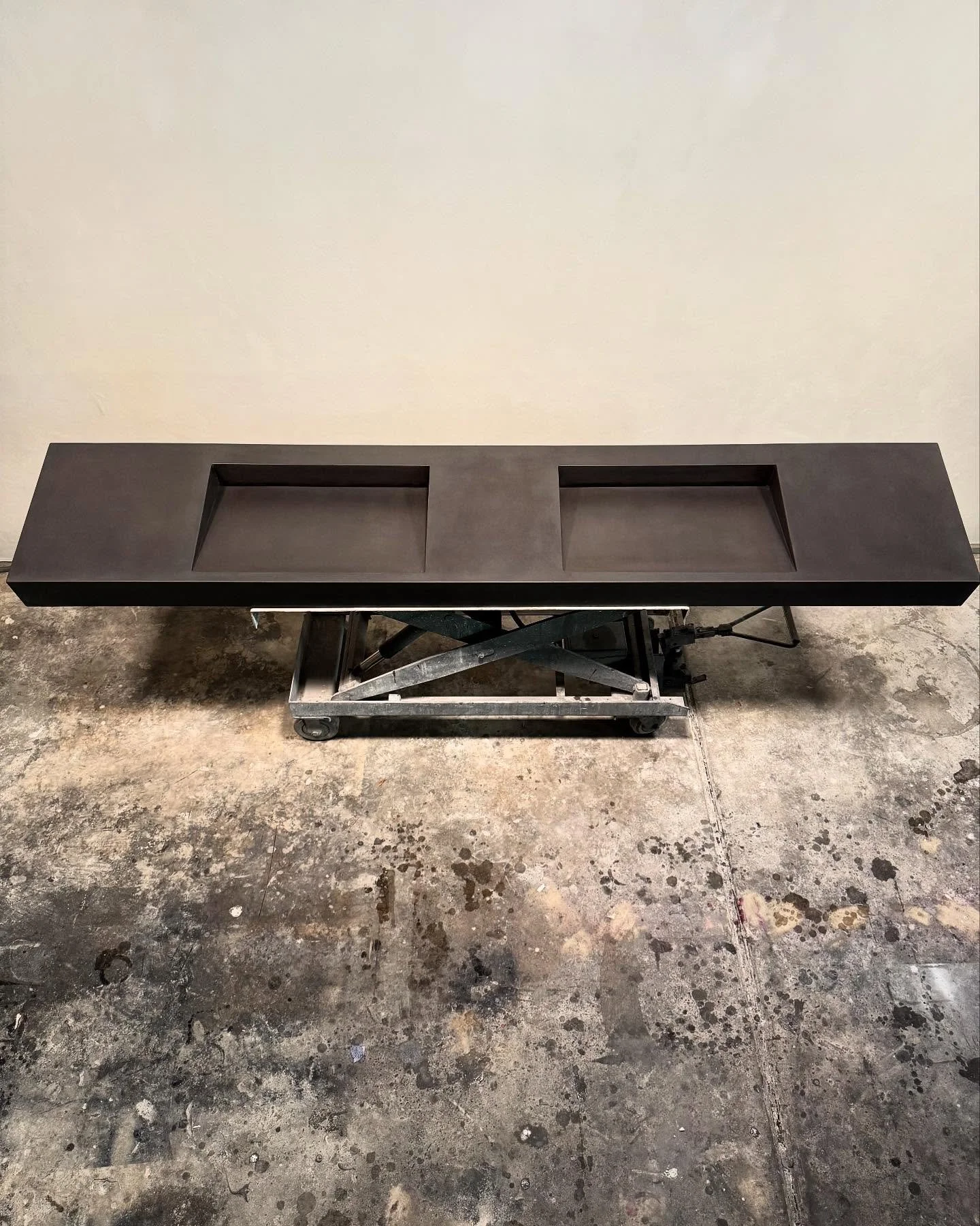 Classic clean lines✨ #concretesink #concretesink #rampsink #concreteramp #concreterampsink #sink #concretevanity #customconcrete #concretefurniture #handmade #bathroomvanity #bathroomdesign #bathroomremodel #concretedesign #stogsconcretedesign #madei