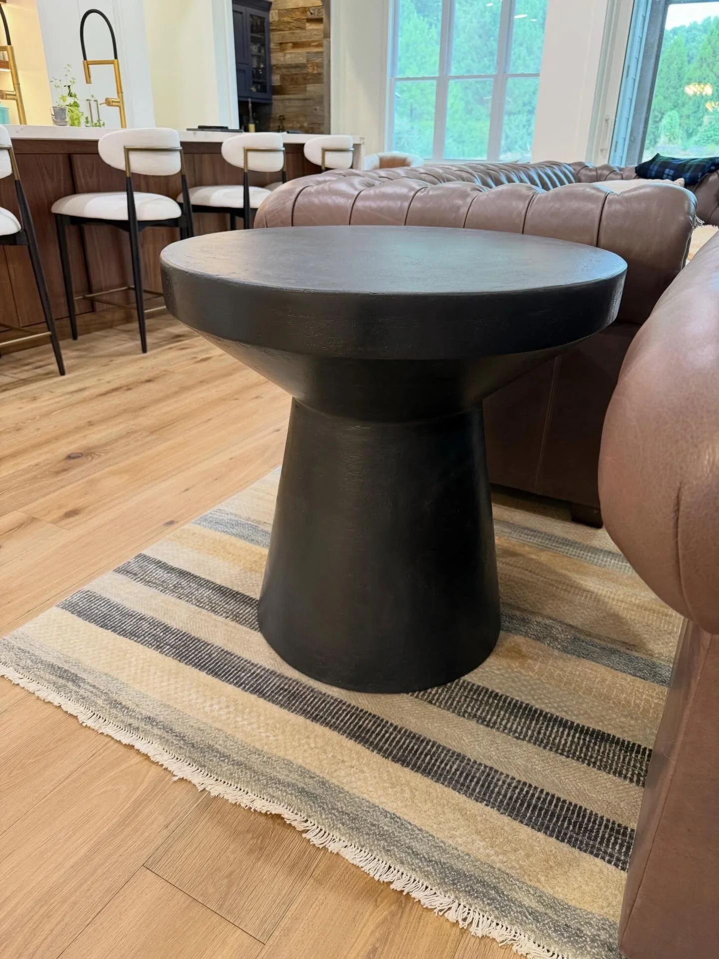 Small table, big personality⚡️#concretetable #sidetable #custommade #stogsconcretedesign #shipsnationwide