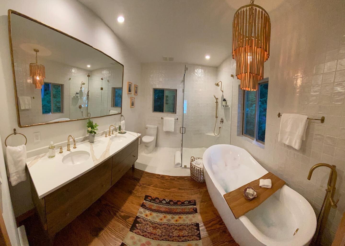 TAKE THE WATERS 🛁 Sometimes the only logical solution is a long relaxing soak. 🫧
#doneraildesign&nbsp;#decor&nbsp;#bathroom&nbsp;#bathroomdesign&nbsp;#masterbathroom&nbsp;#bathroomrenovation&nbsp;#neutraldecor #bathroomvanity #customcabinets #bathr
