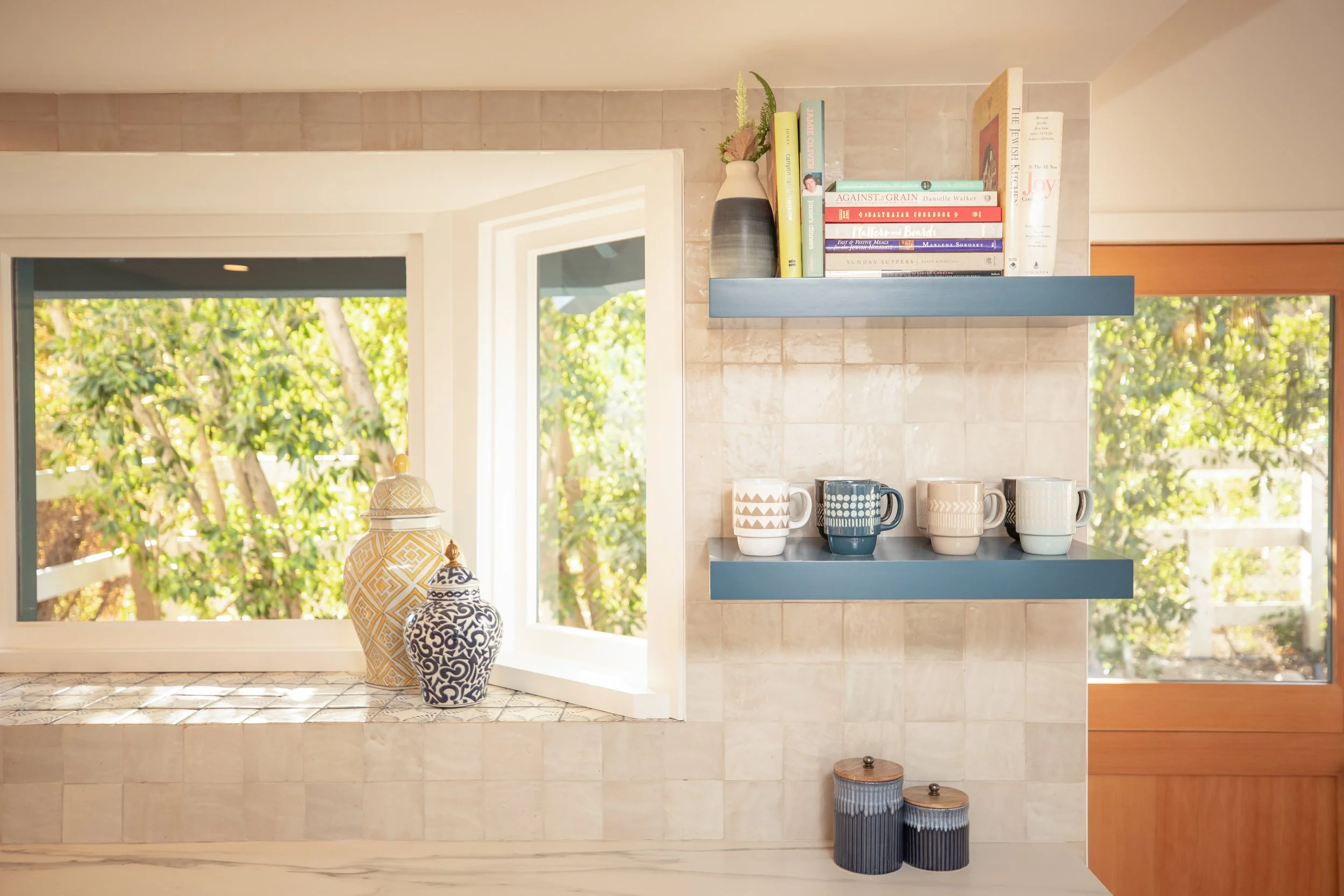 Kitchen_FloatingShelves_WindowSill.JPG