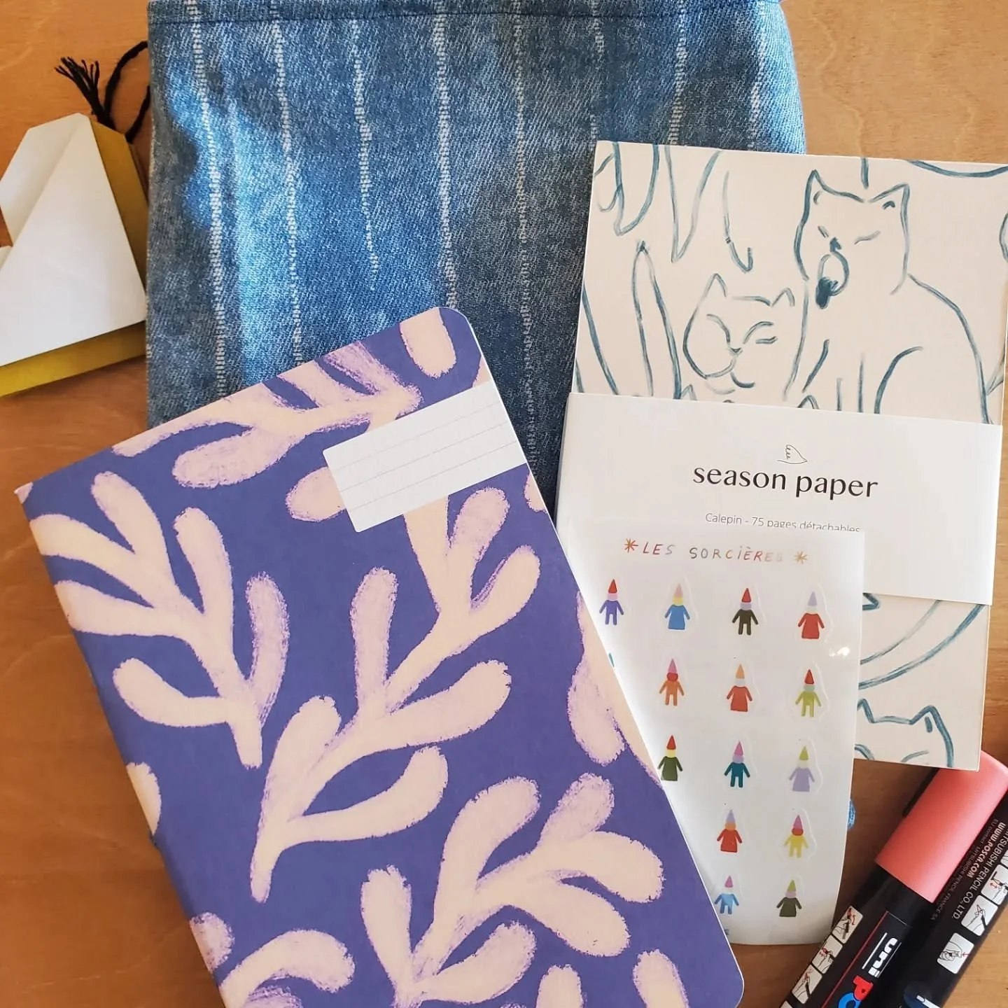 On a re&ccedil;u des nouveaux carnets qu'on ADORE et on en profite pour vous montrer un peu notre section papeterie ❤️ ! &Ccedil;a vous donnera peut-&ecirc;tre quelques id&eacute;es pour la f&ecirc;te des m&egrave;res 🌸. 

Avec
@seasonpapercollectio