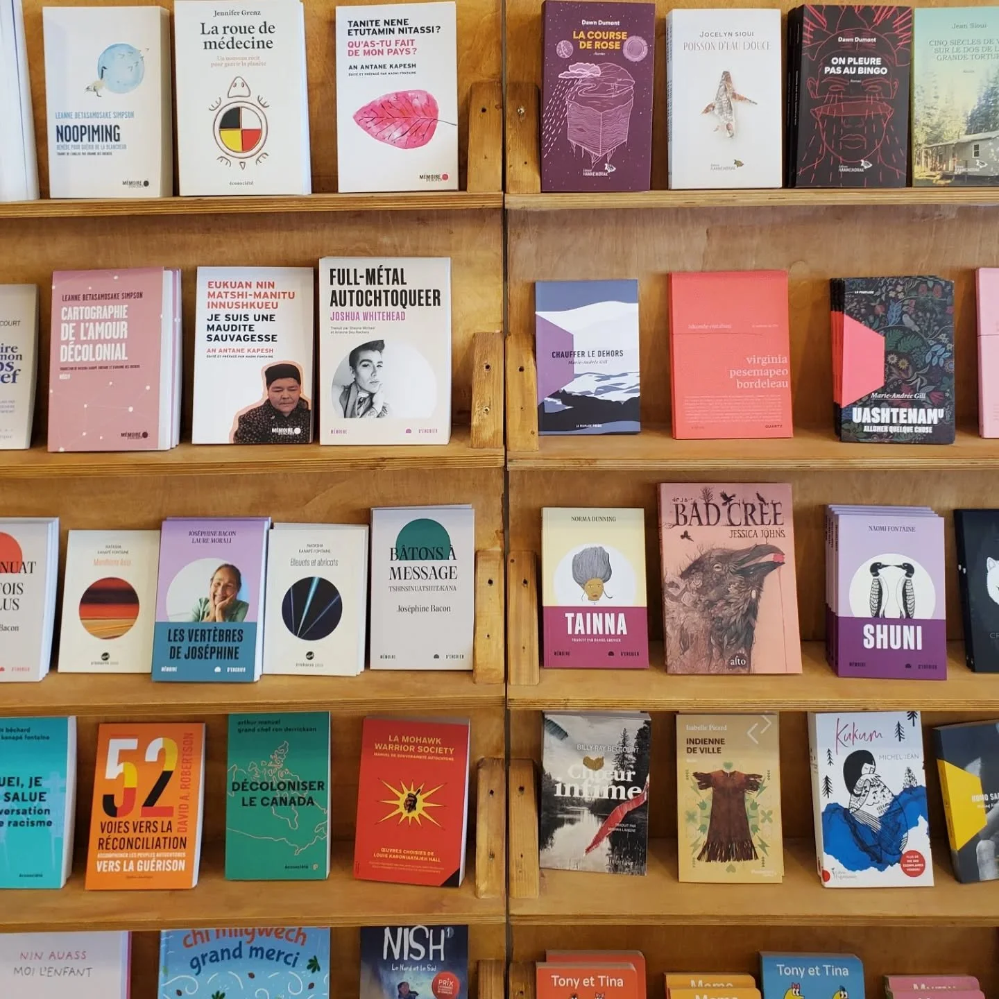 C'est En juin, je lis autochtone ! ❤️☀️

Passe voir notre mur de s&eacute;lection, ou inscris-toi &agrave; notre prochain club de lecture qui a lieu dans quelques jours. 

On peut aussi en profiter pour r&eacute;&eacute;couter en boucle cette chanson
