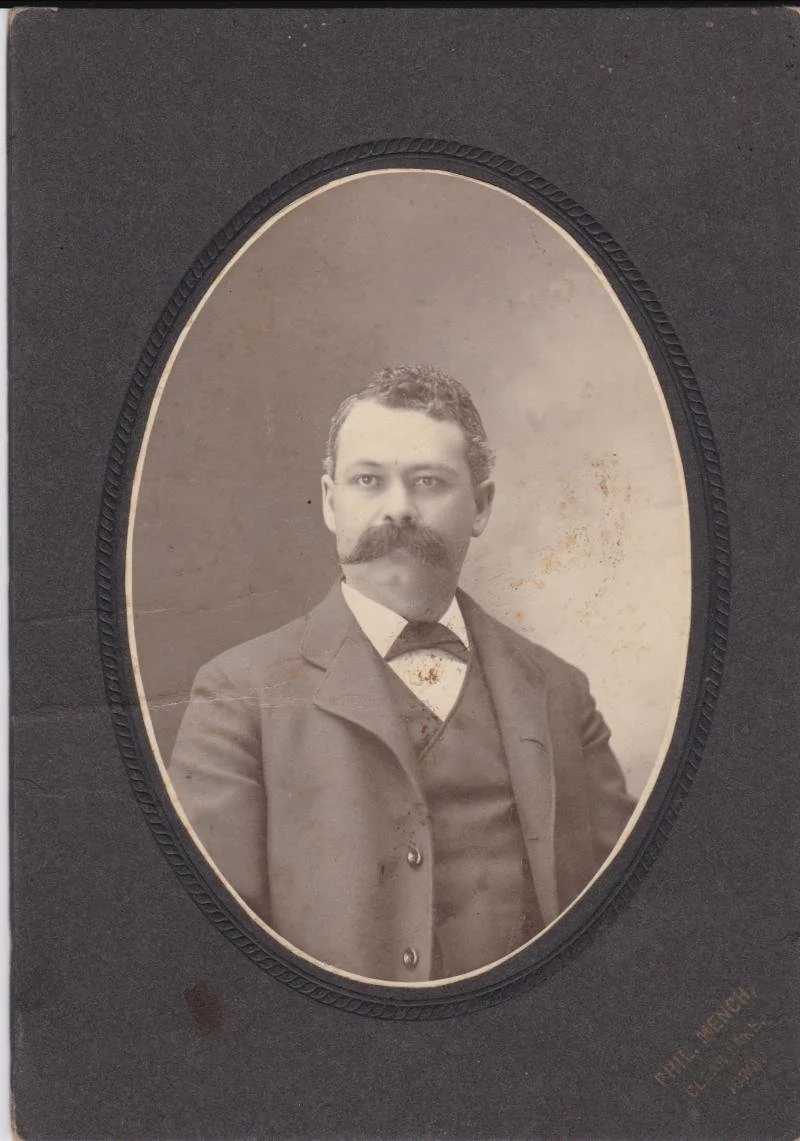   https://deadfred.com/photos/119123.jpg    Comments:  Bob (Robert?) Young (Nee: ) | Clear Lake Iowa | 1901-1920 | Comments: back of brown cabinet card stock in pencil says "Bob Young"- photographer Phil Mench of Clear Lake on front- he was in Clear 