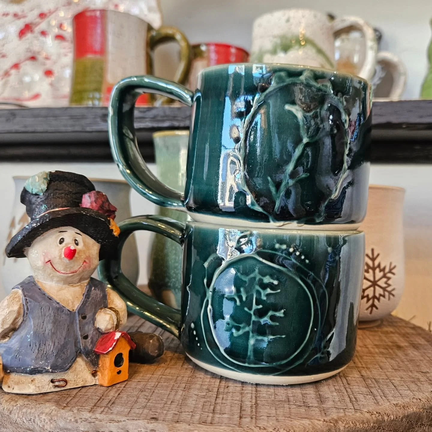 It's Christmas open house at @mudslingers.pottery ! Come grab some hot chocolate and see the new things we have out 💛