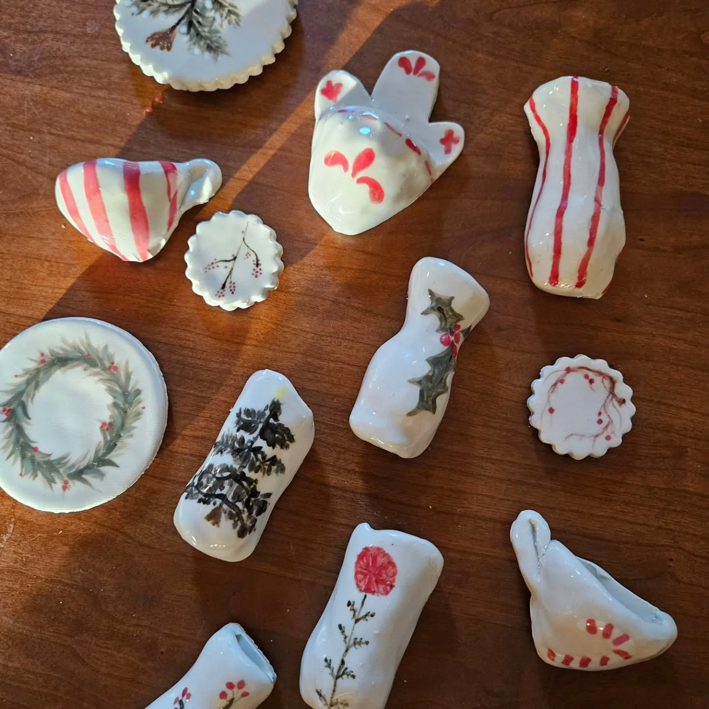 Christmas magnets are available, perfect for a stocking stuffer or little addition to a gift. $12 each and available exclusively at Mudslingers pottery studio. 🎄 Merry Christmas everyone!

#lastminutegifts #stockingstuffer #handmadegifts🎁