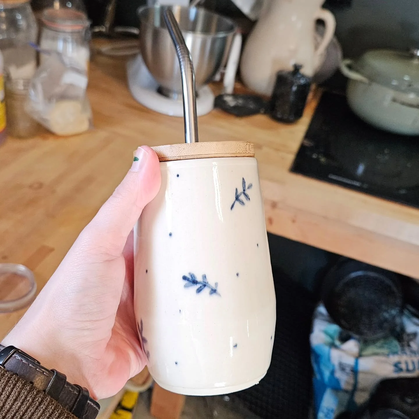 Gotta love a good to-go cup 💛

These guys will be up on the website soon and available at @mudslingers.pottery