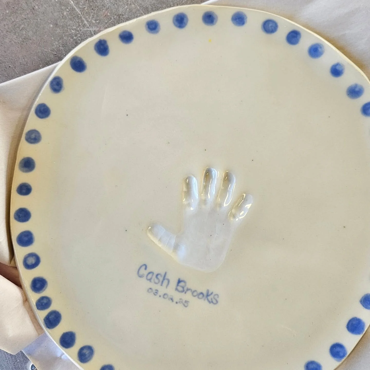 Handprint birthday plates 💛

*Currently accepting customs*

#birthdayplates #handprintpottery #handpaintedceramics