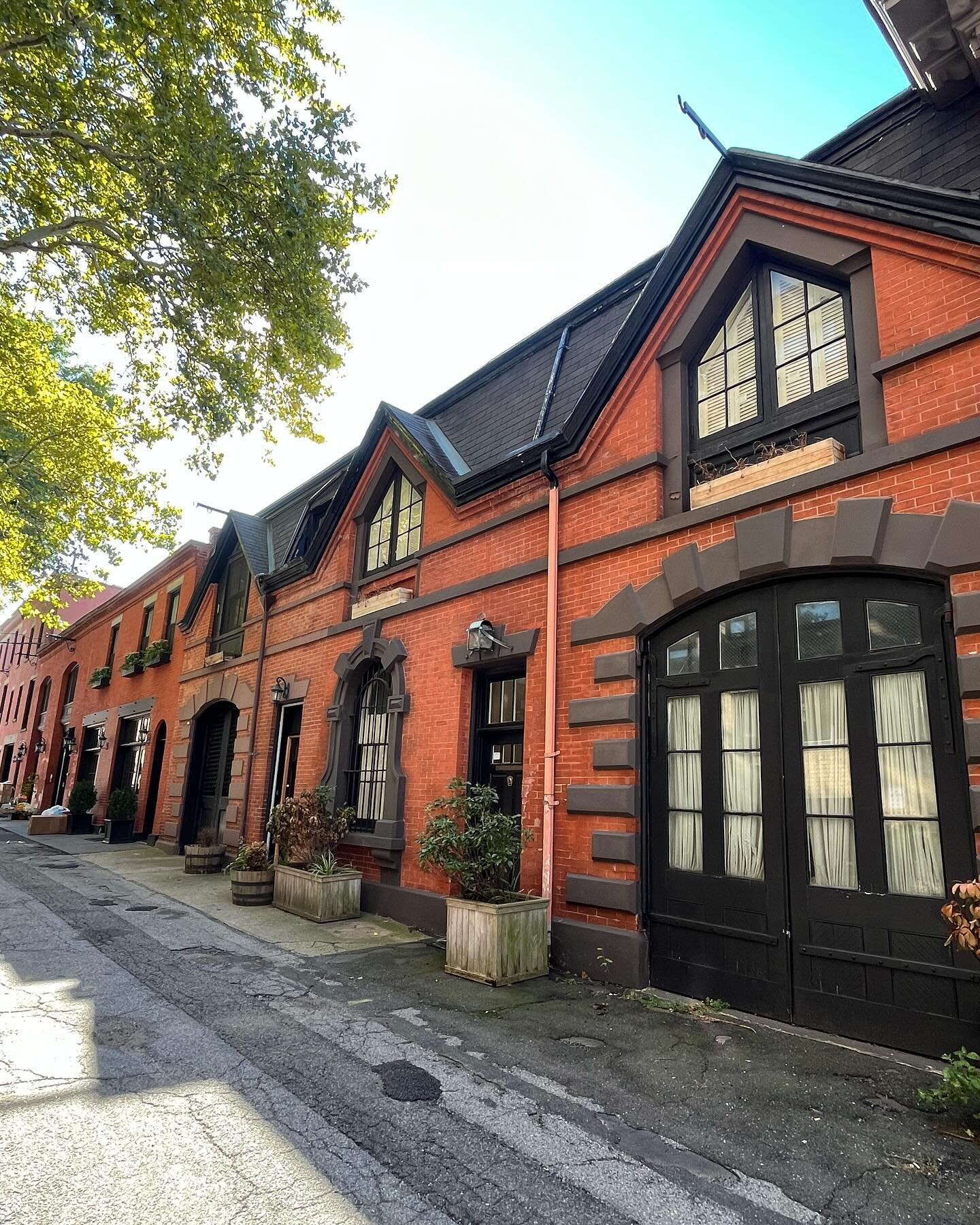 You know you&rsquo;re in a very old and well preserved neighborhood when you find carriage stable alleys!  Join us on a Brooklyn Heights History Tour and we&rsquo;ll show you around one of the finest residential neighborhoods in the United States.
.
