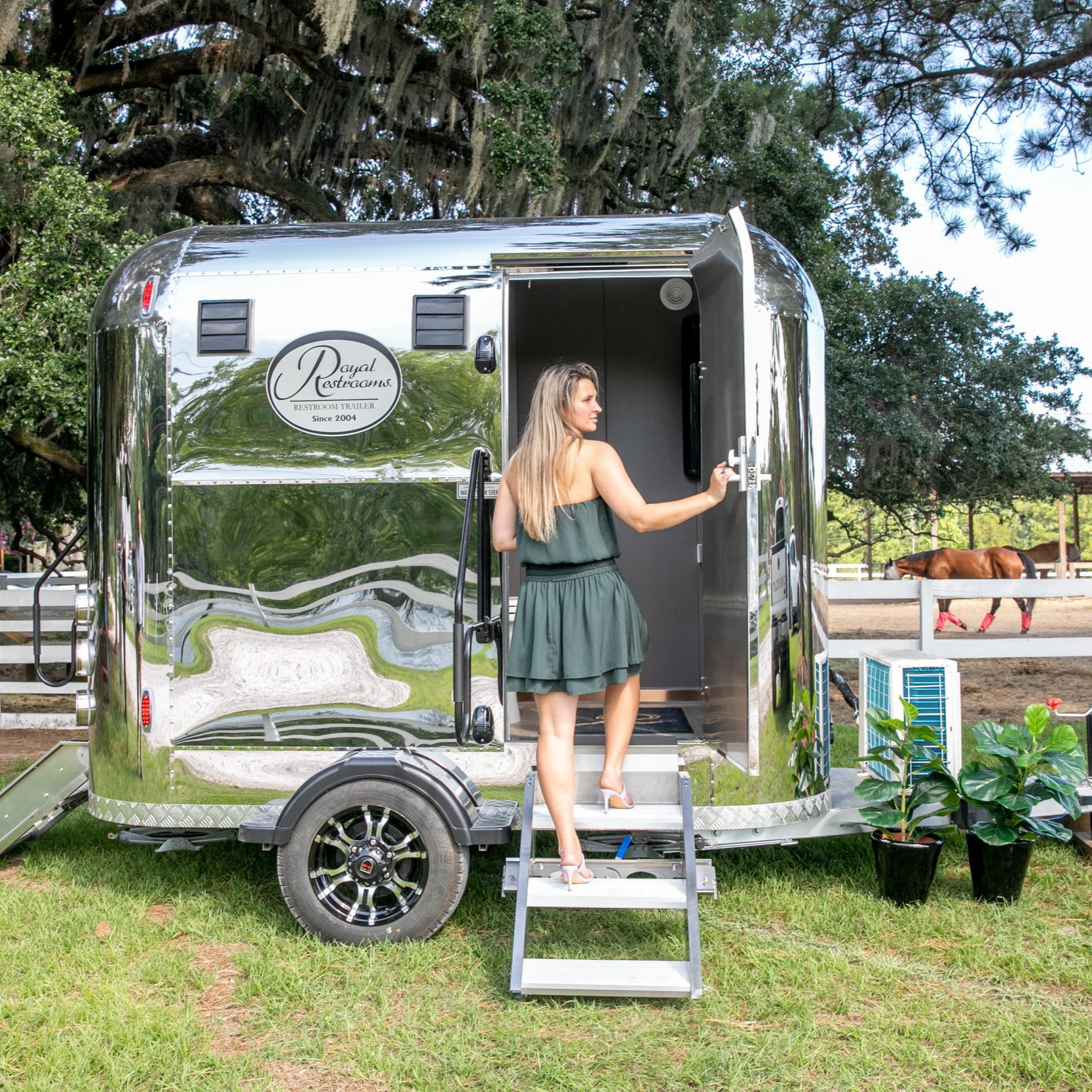 Beautiful+Portable+Vintage+Restroom+Rental+on+Farm+with+Horses.jpg