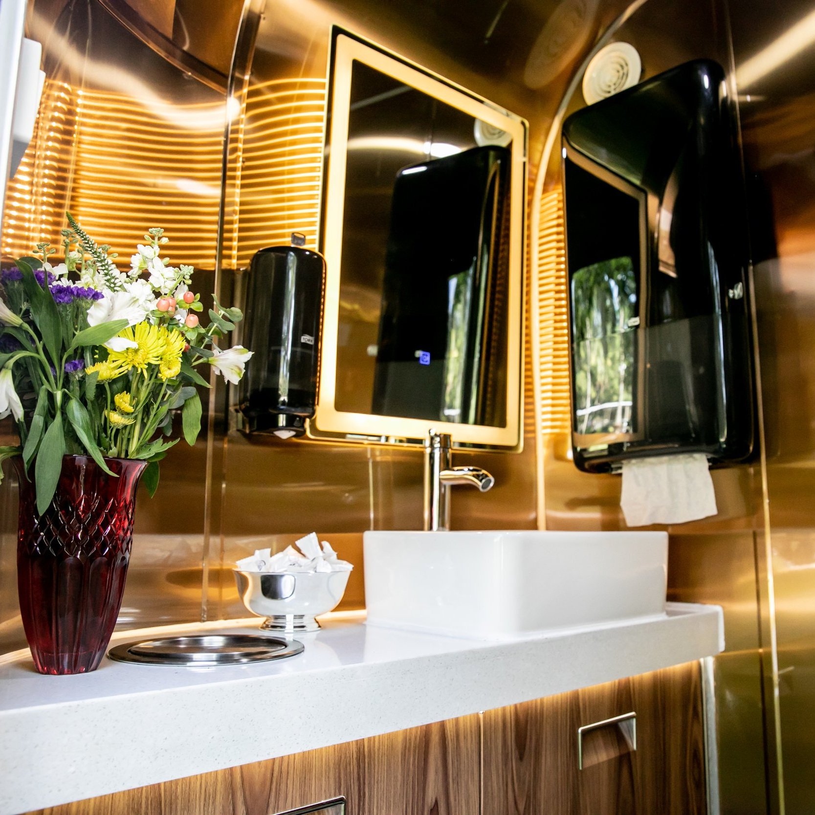 Gorgeous+Gold+Interior+on+Restrooms+for+Events.jpg