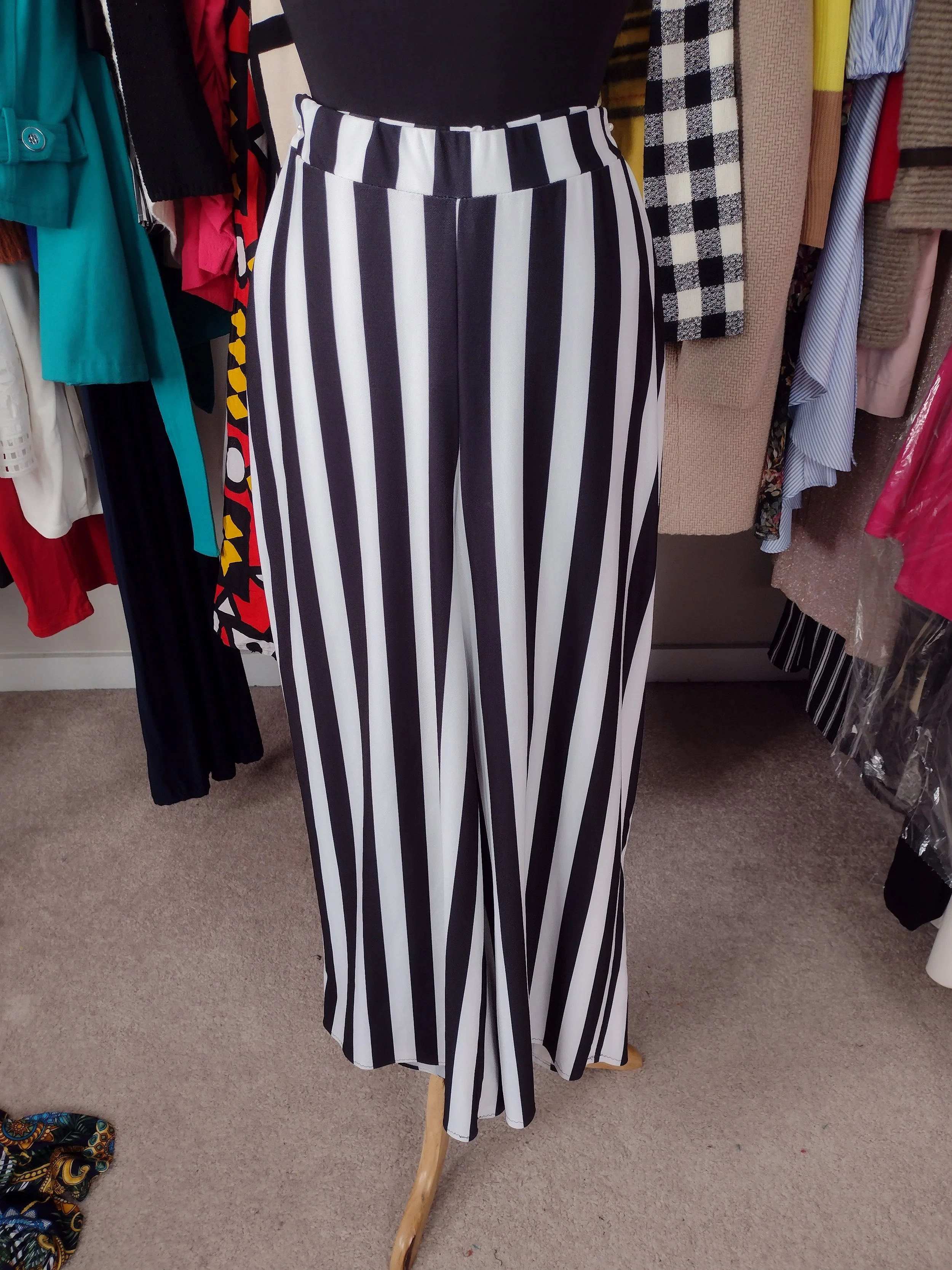 White and Black Stripe pant SIze 6/8