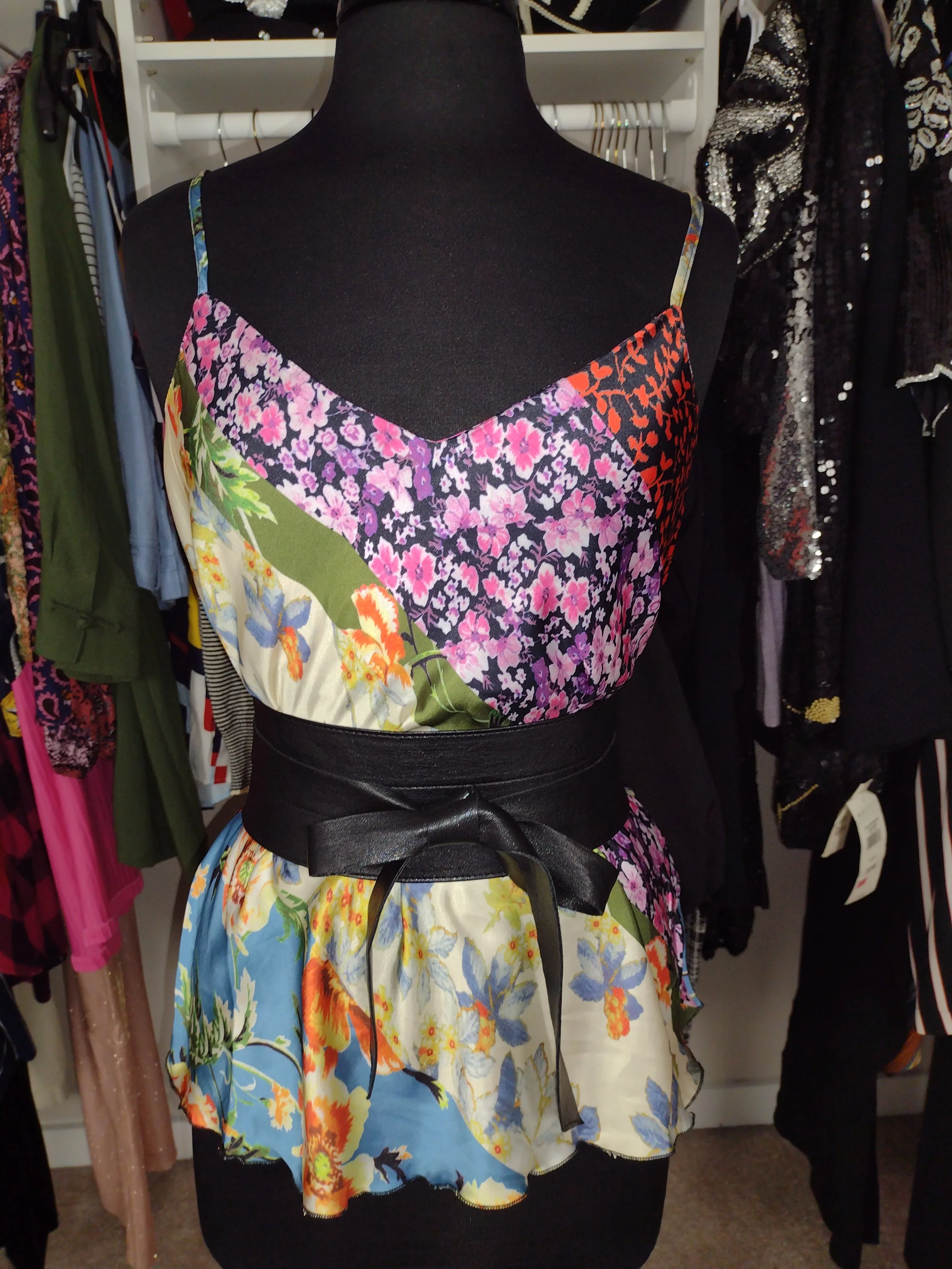 Silk Floral mjulti color Tank Size L