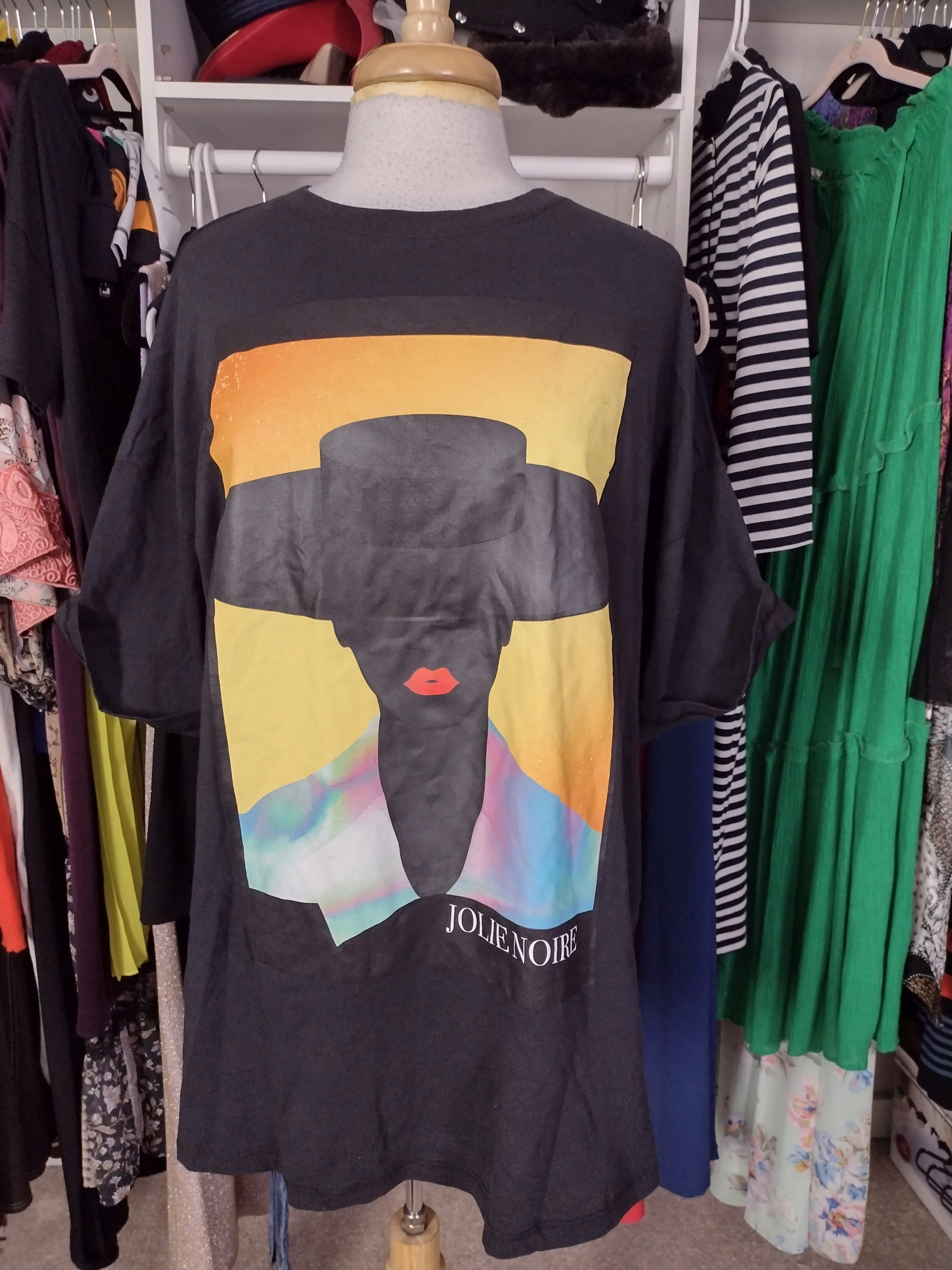 Jolie Noire Black Hat Tee Shirt Size M/L