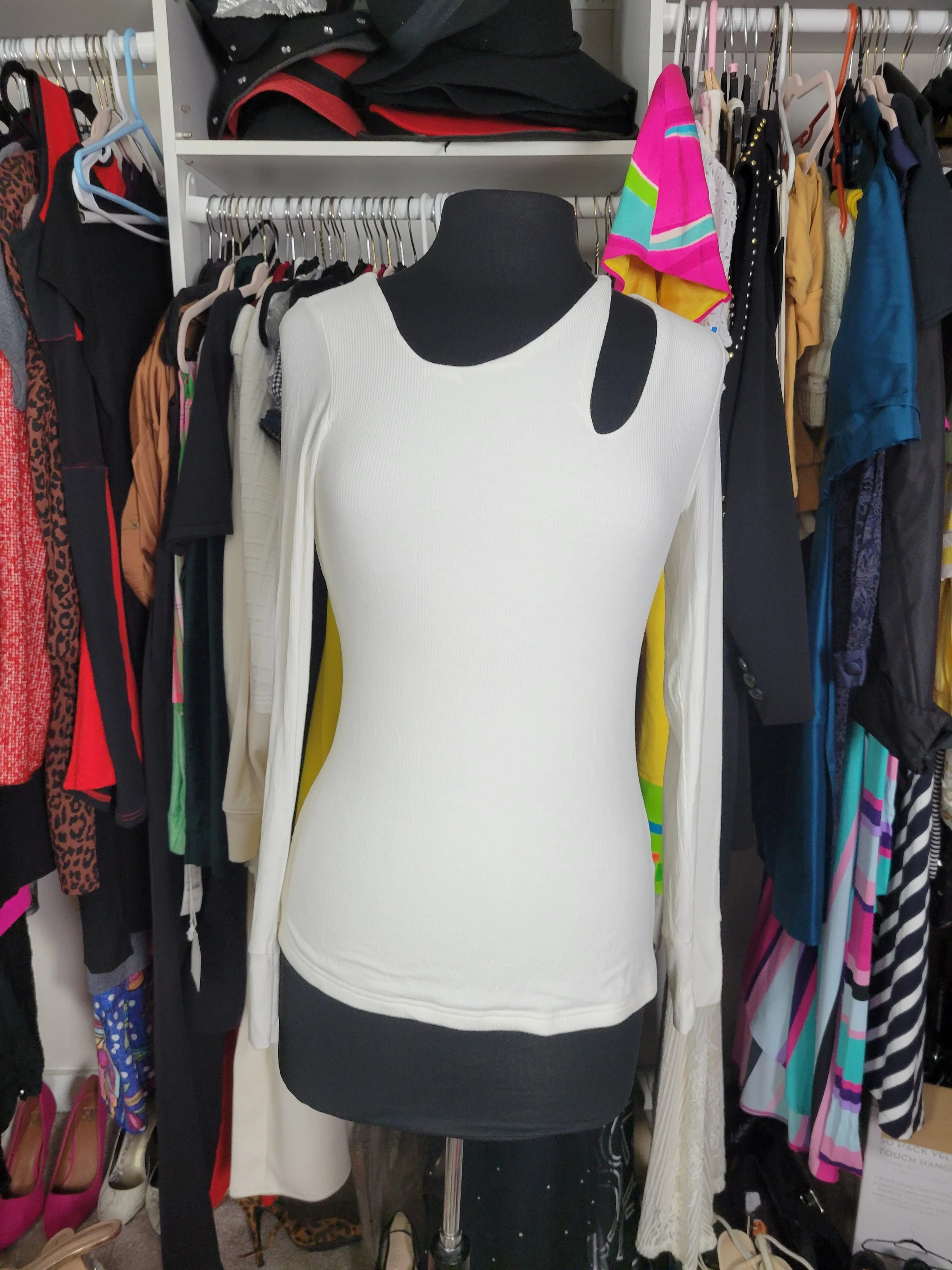 Cream open neckline long sleeve - M