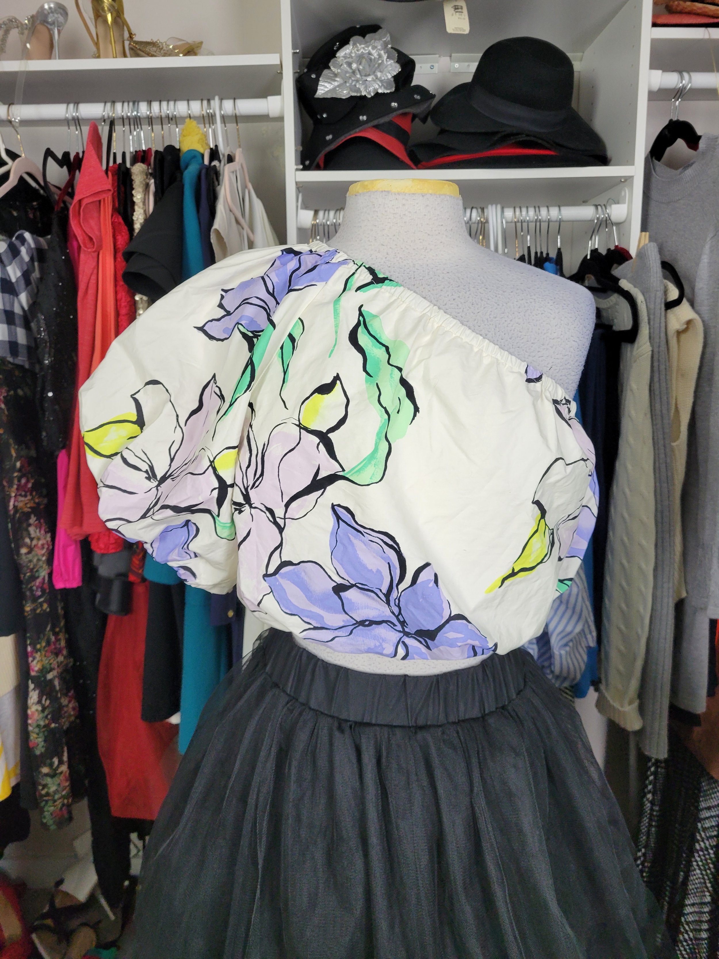 New One Shoukser Floral Top - Jr. Large