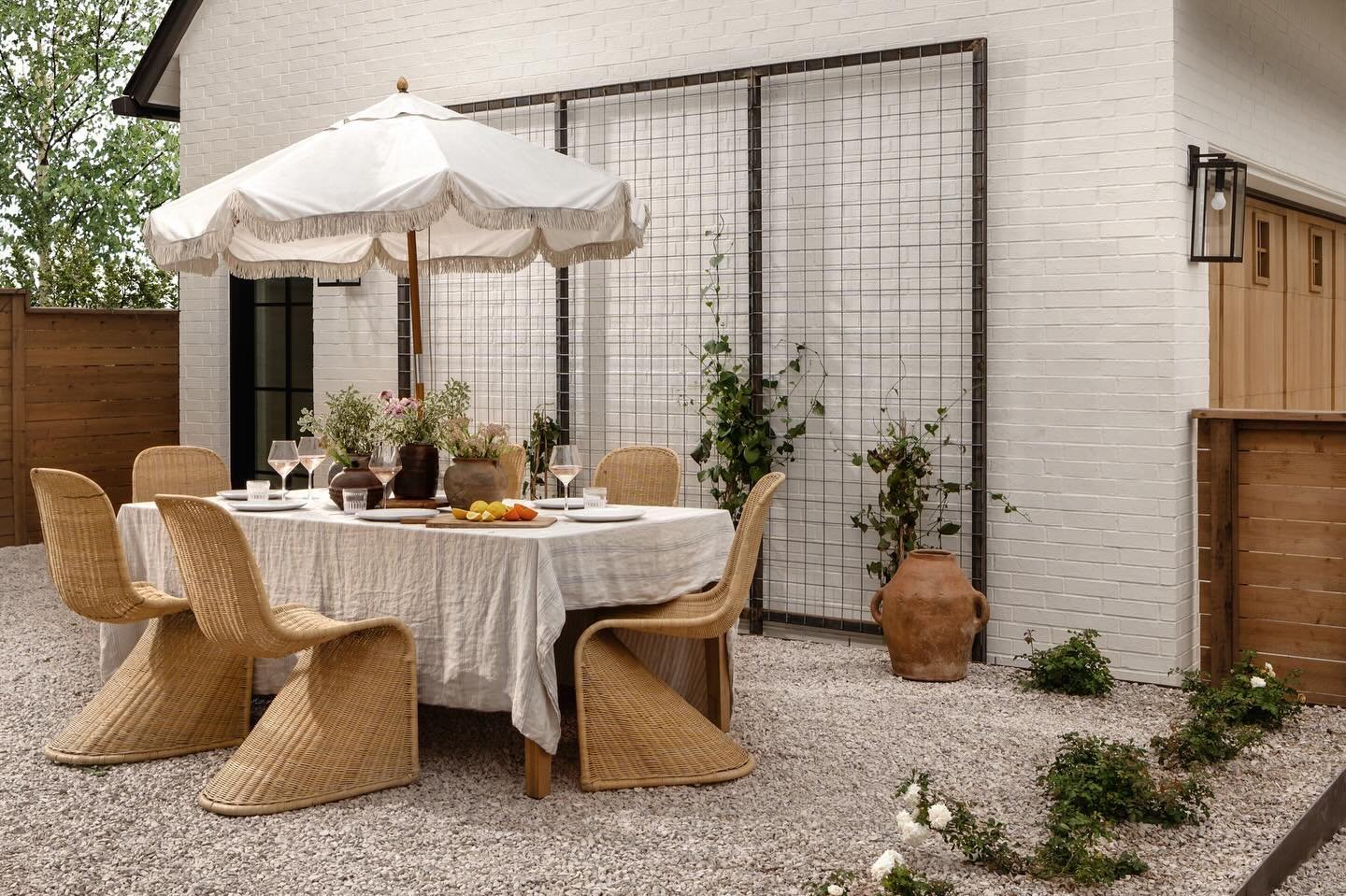 We are so in love with the English-inspired pea gravel patio at our #SinclairIproject 😍 Tucked away as a private oasis, the outdoor patio is the perfect place to enjoy al fresco dining on a gorgeous Austin night.

photo: @thevuvobandit