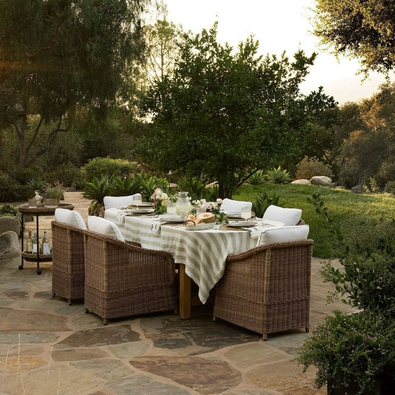 These outdoor setups have us dreaming of al fresco dining and long summer nights 💭 We can&rsquo;t pick a favorite&mdash;can you?!

1. @studiomcgee
2. @amberinteriors
3. @mcgeeandco
4. @amberinteriors
5. @jyounghousedesigns
6. @mcgeeandco
7. @cedaran