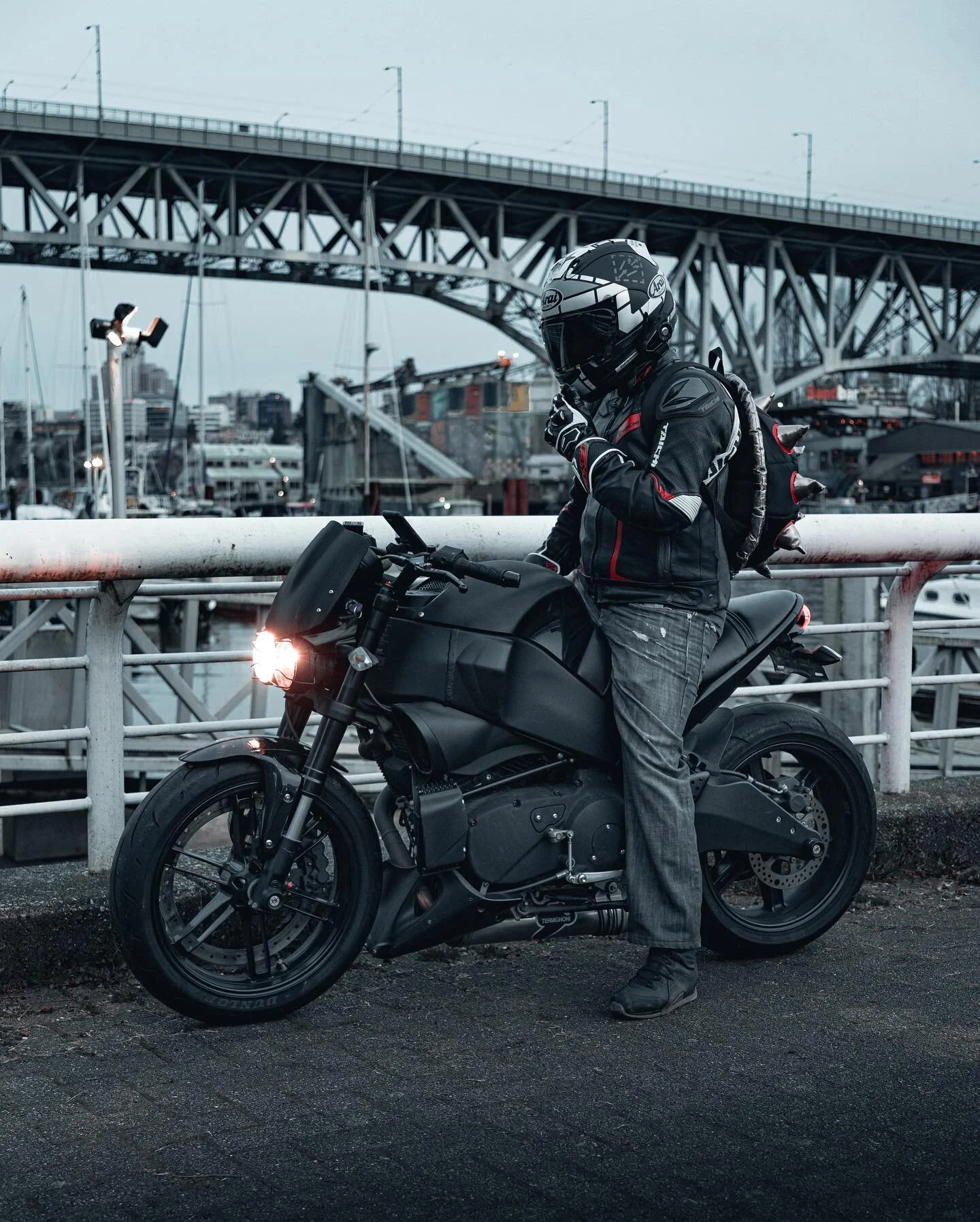 Just a few more photos without the spoiler 😌

#buell #buellxb #rstaichi #yamaha #kawasaki #suzuki #ridedunlop #epidemicmotors #gentlebikers #arai #bikeexif #alpinestars #kaferacers #caferacersofinstagram #dainese #xb9sx #ducati #dunlopsportmax #cafe