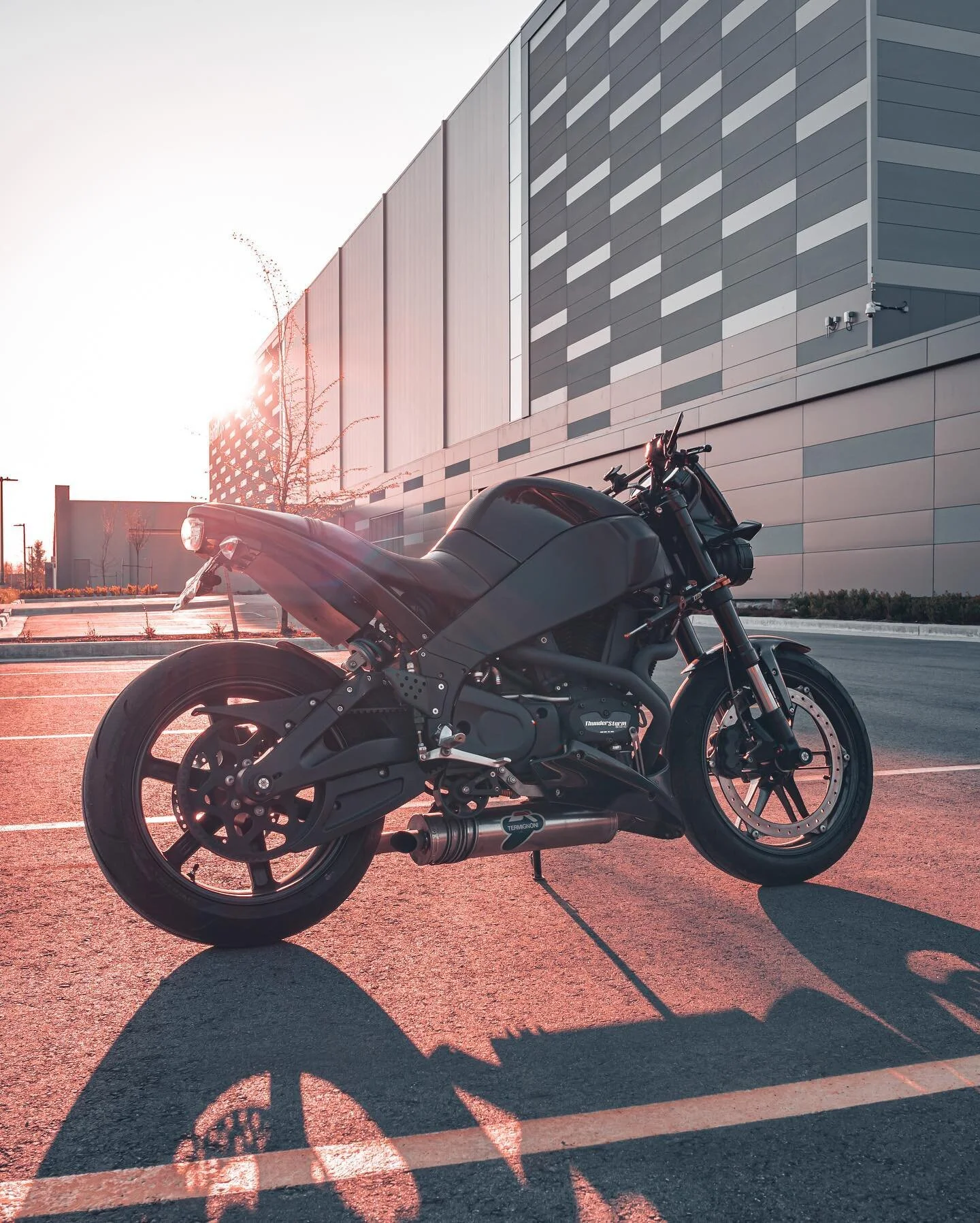 Heads up! Soon IG is going to implement full-screen 16x9 for photos 📸 Vertical format is the new norm ッ🐢

#buell #buellxb #rstaichi #yamaha #kawasaki #suzuki #ridedunlop #epidemicmotors #gentlebikers #arai #bikeexif #alpinestars #kaferacers #cafera