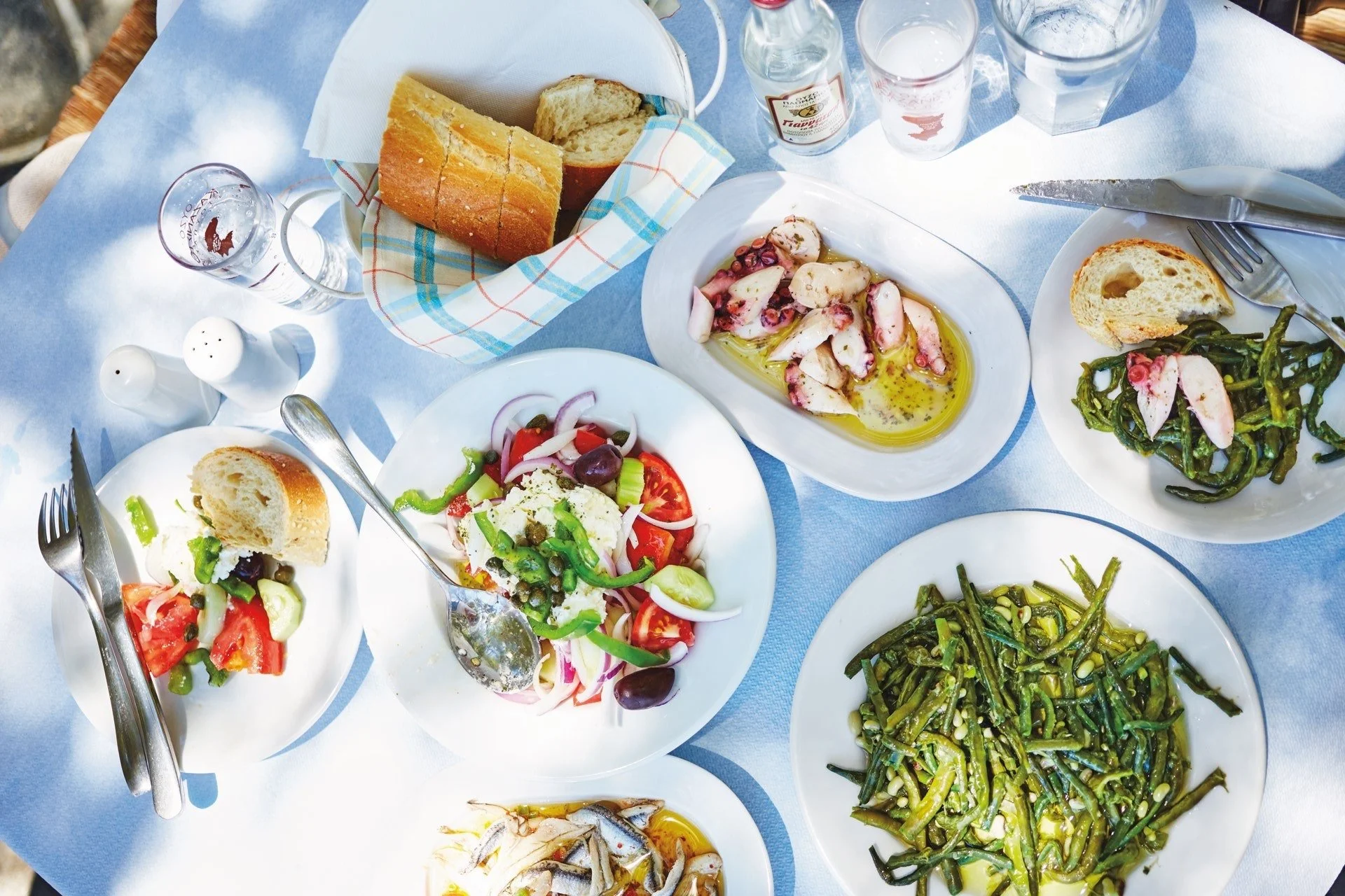 lunch-at-tsapis-taverna-near-apokofto-beach-chryssopigi-sifnos-greece-conde-nast-traveller-11april16-david-loftus.jpg