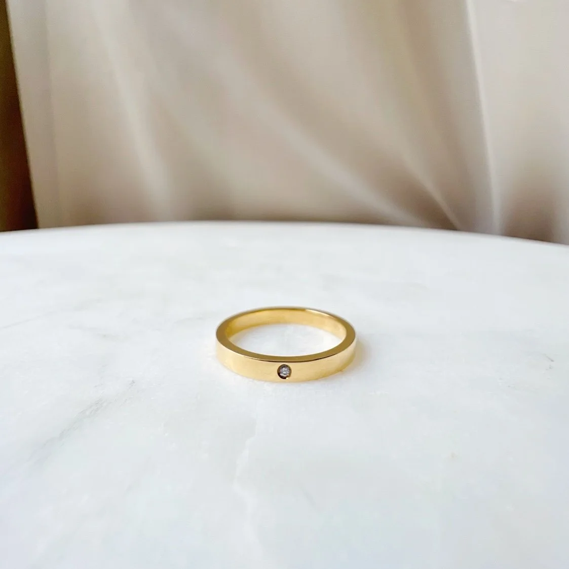 18K Yellow Gold Single Diamond Band