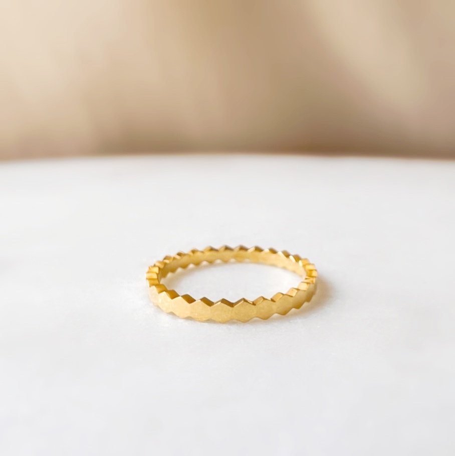 Gold band design deals