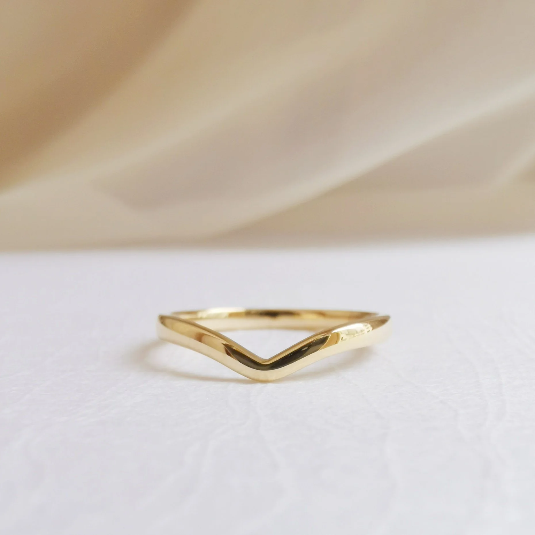 18K Rounded V Curved Band