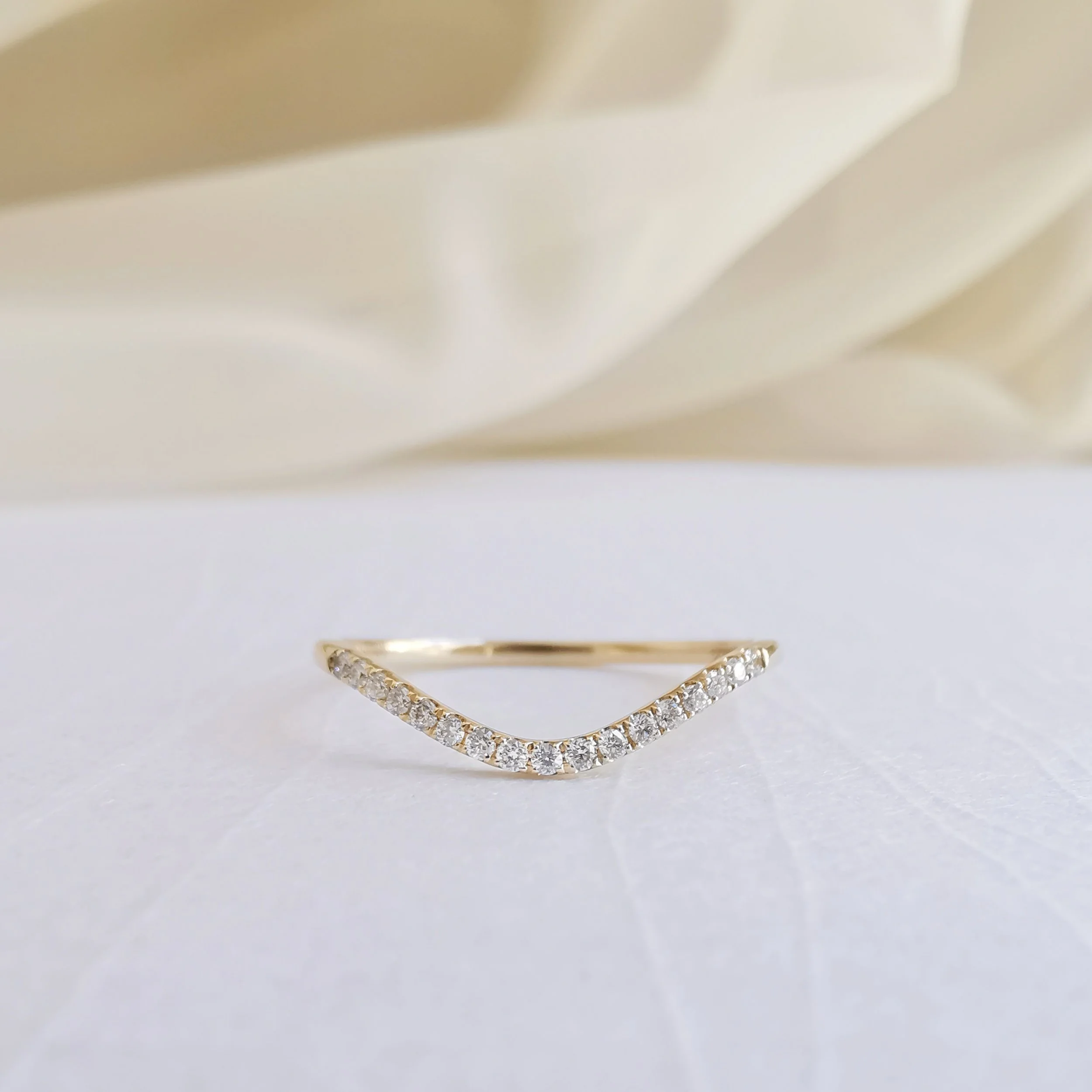 14K The Classic Curve Diamond Band