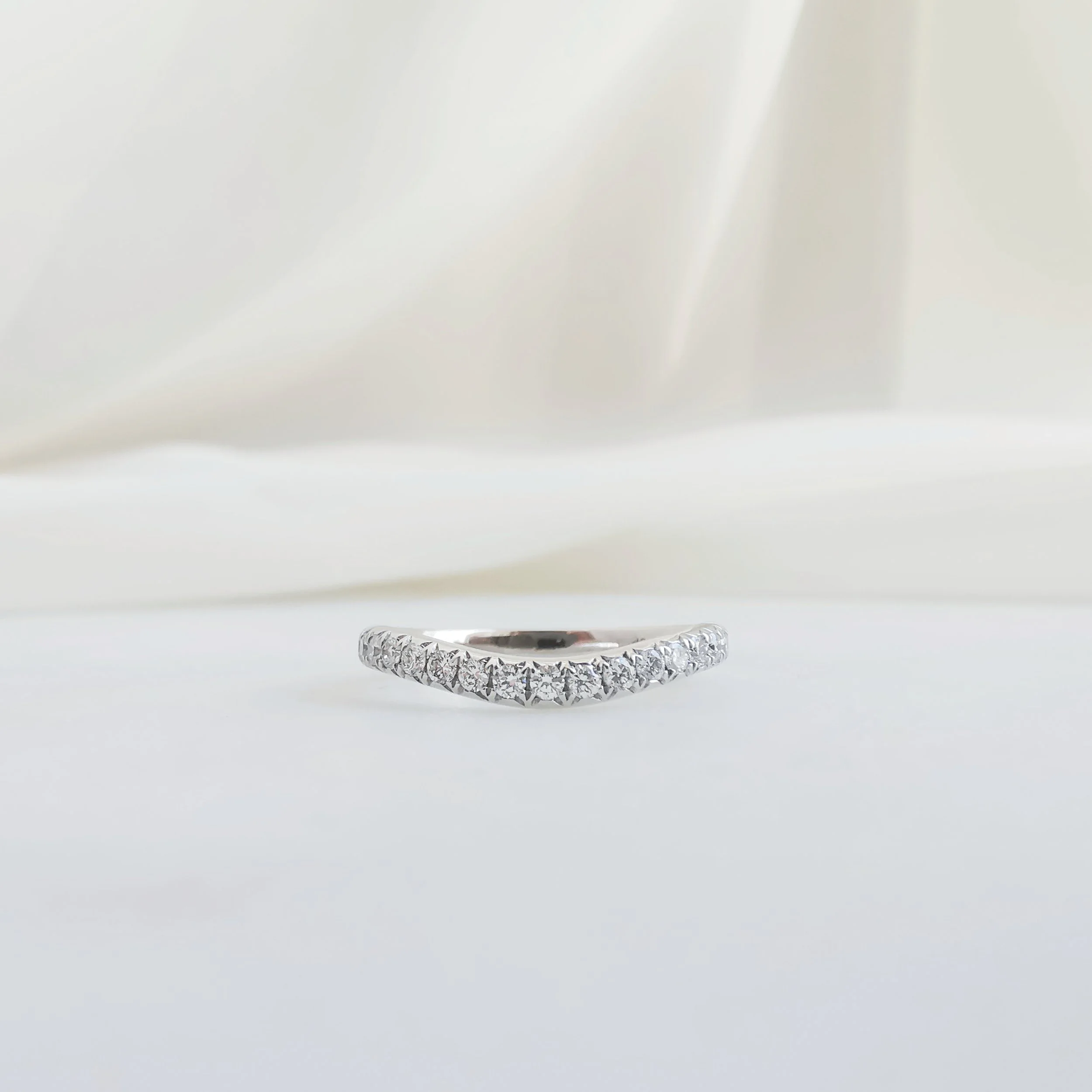 18K Tidal Diamond Curve Band