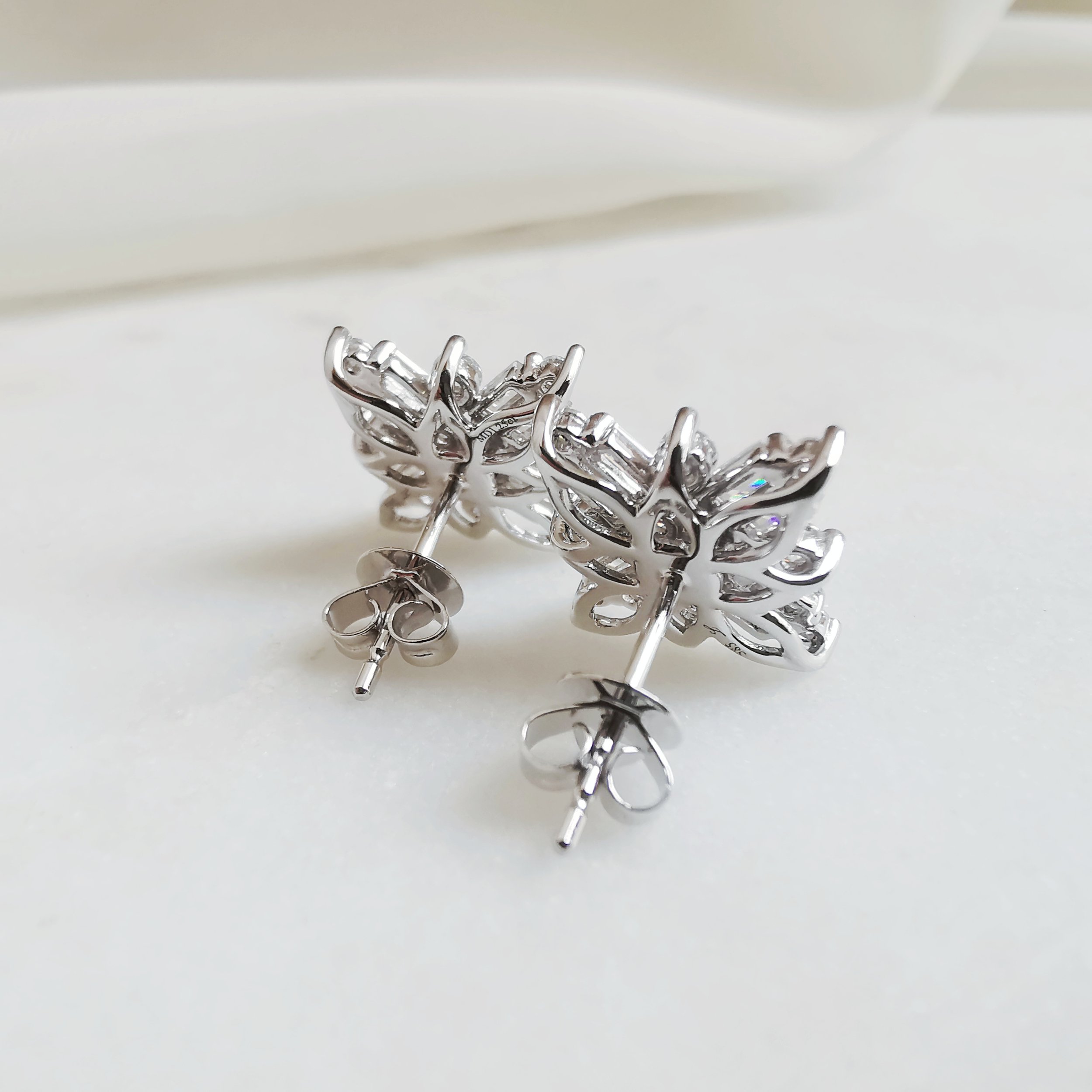 14K Supernova Moissanite Stud Earrings 3.jpeg