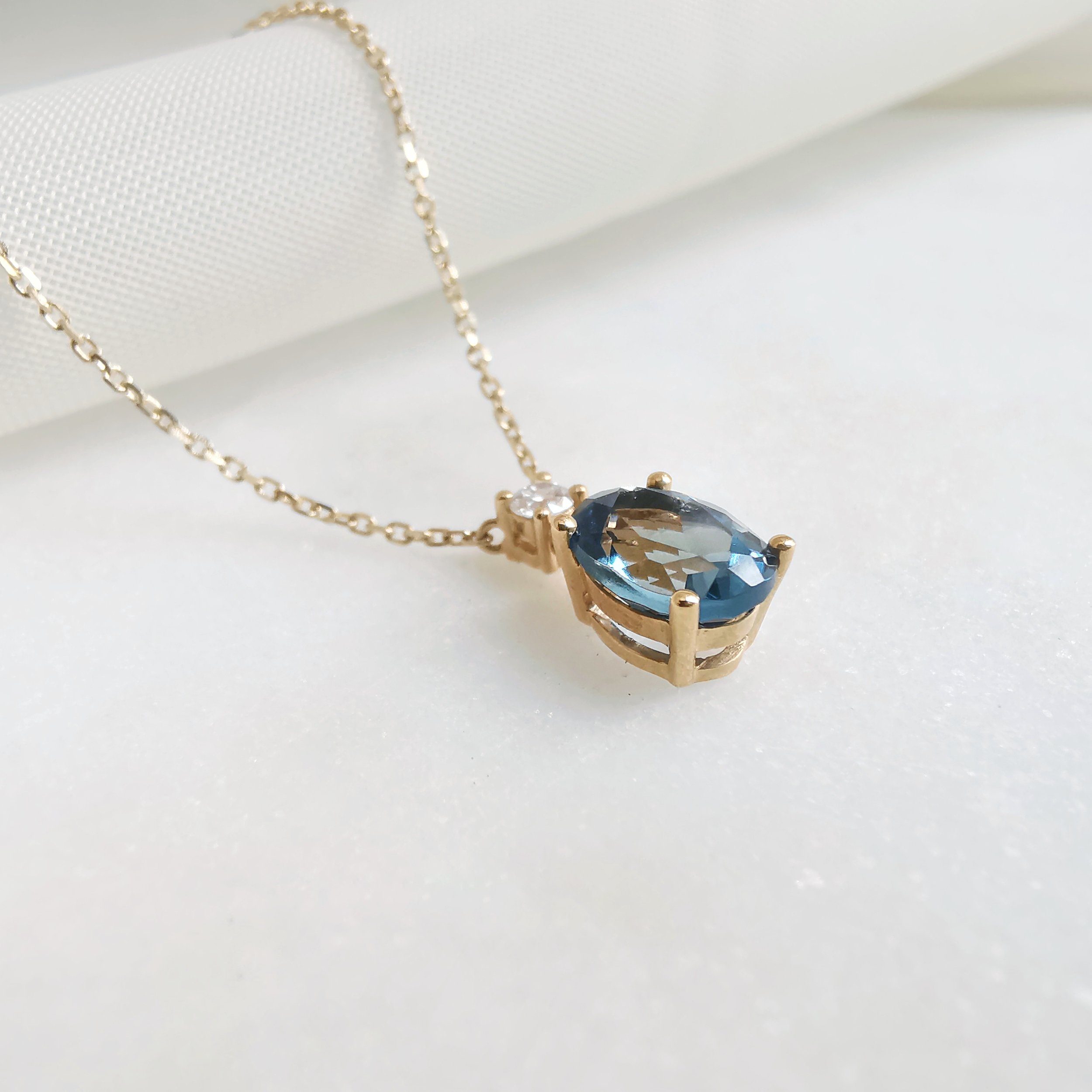 18K Baisse Blue Topaz Necklace with Diamond 2.jpeg