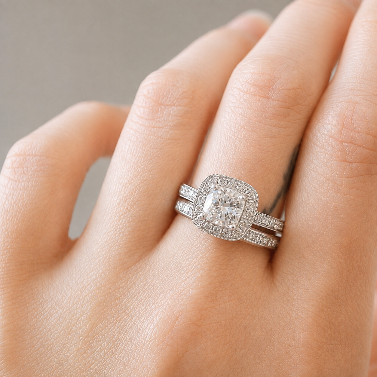 UGR4591Q-HALO-Hand-Wedding-Set.png