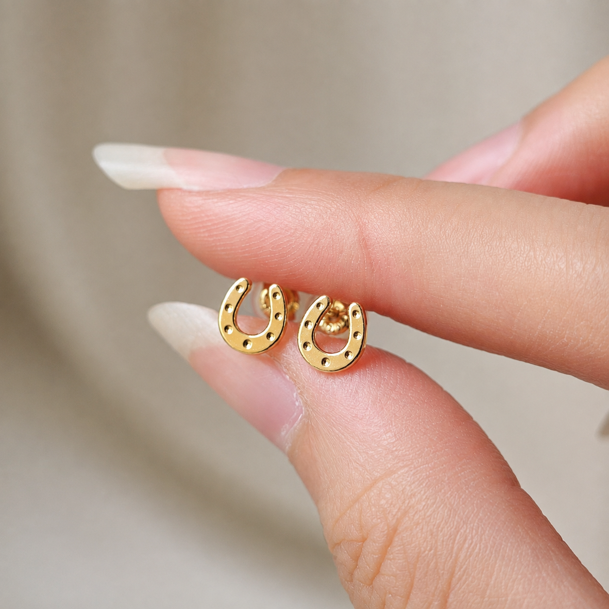 JP-FU-5253-18K-LUCKY-HORSESHOE-STUD-EARRINGS-07.png