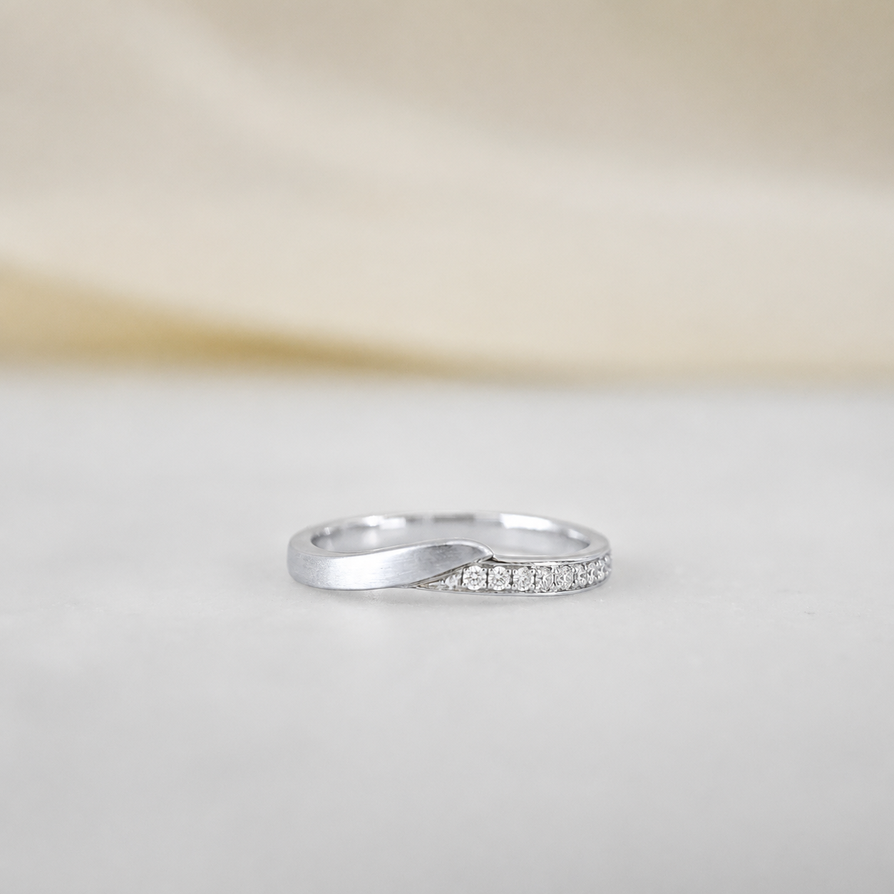 18K Comet Diamond Ring