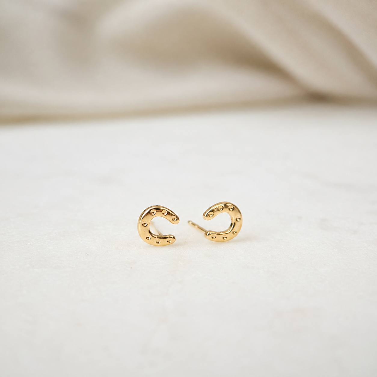 JP-FU-5253-18K-LUCKY-HORSESHOE-STUD-EARRINGS-04.png