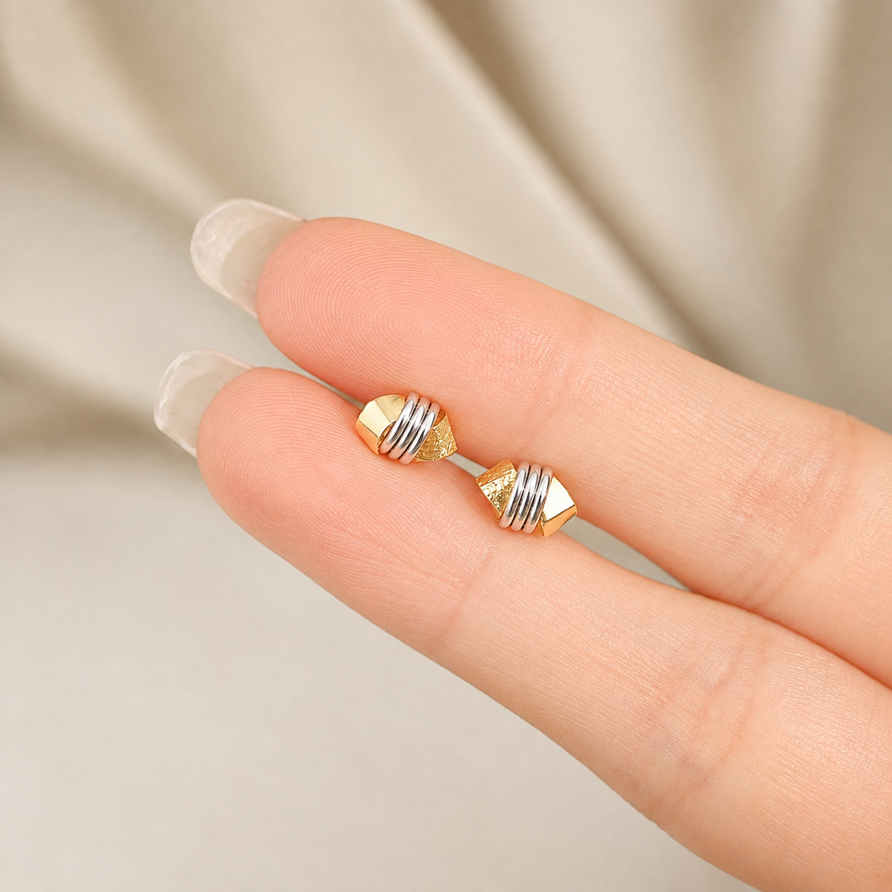 JP-FU-5044-HEART-KISS-STUD-EARRINGS-05.png