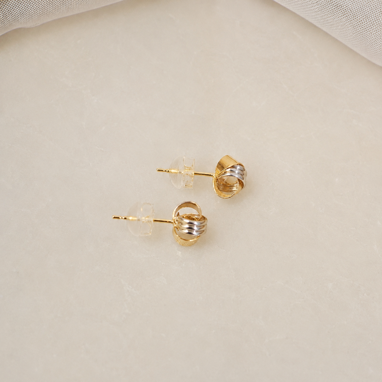 JP-FU-5044-HEART-KISS-STUD-EARRINGS-04.png