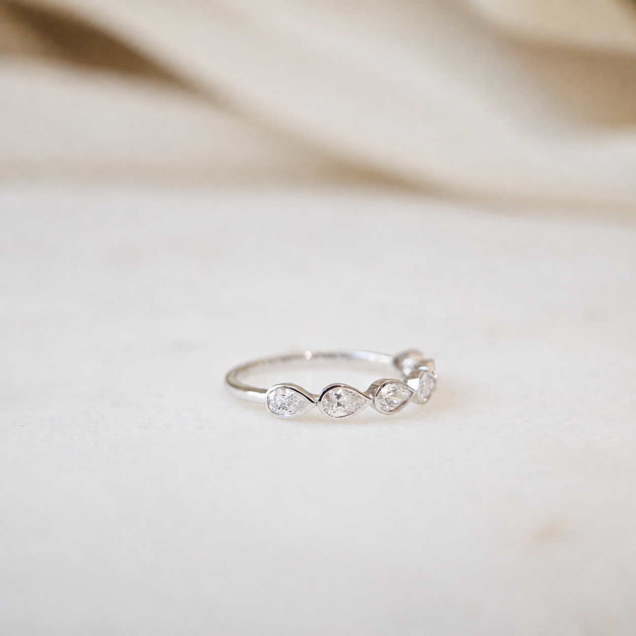 UGLDB18112417-The Celeste Pear Diamond Band-01.png