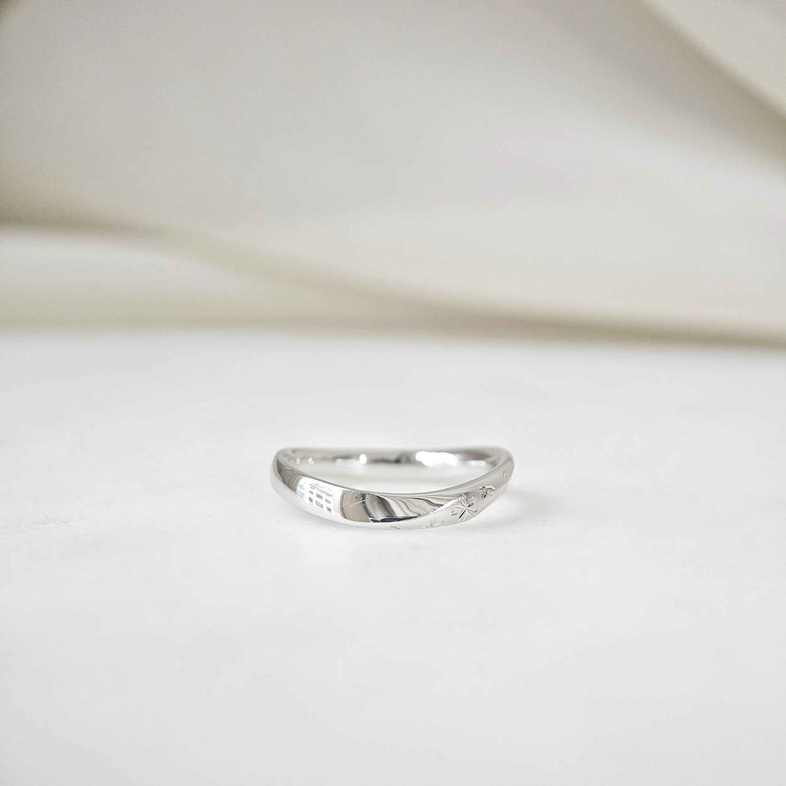 The Sway Engraved Leaf Band