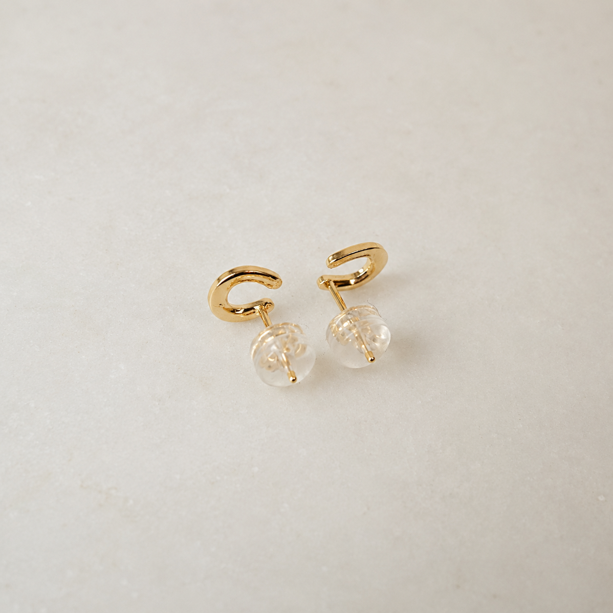 JP-FU-5253-18K-LUCKY-HORSESHOE-STUD-EARRINGS-05.png