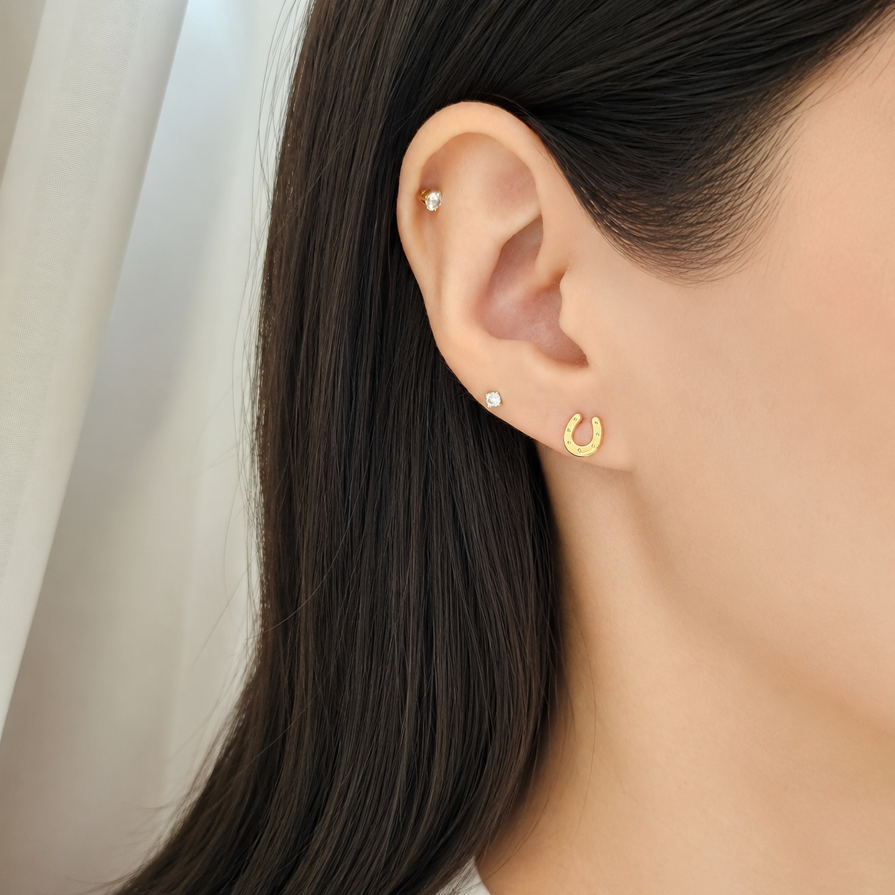 JP-FU-5253-18K-LUCKY-HORSESHOE-STUD-EARRINGS-08.png