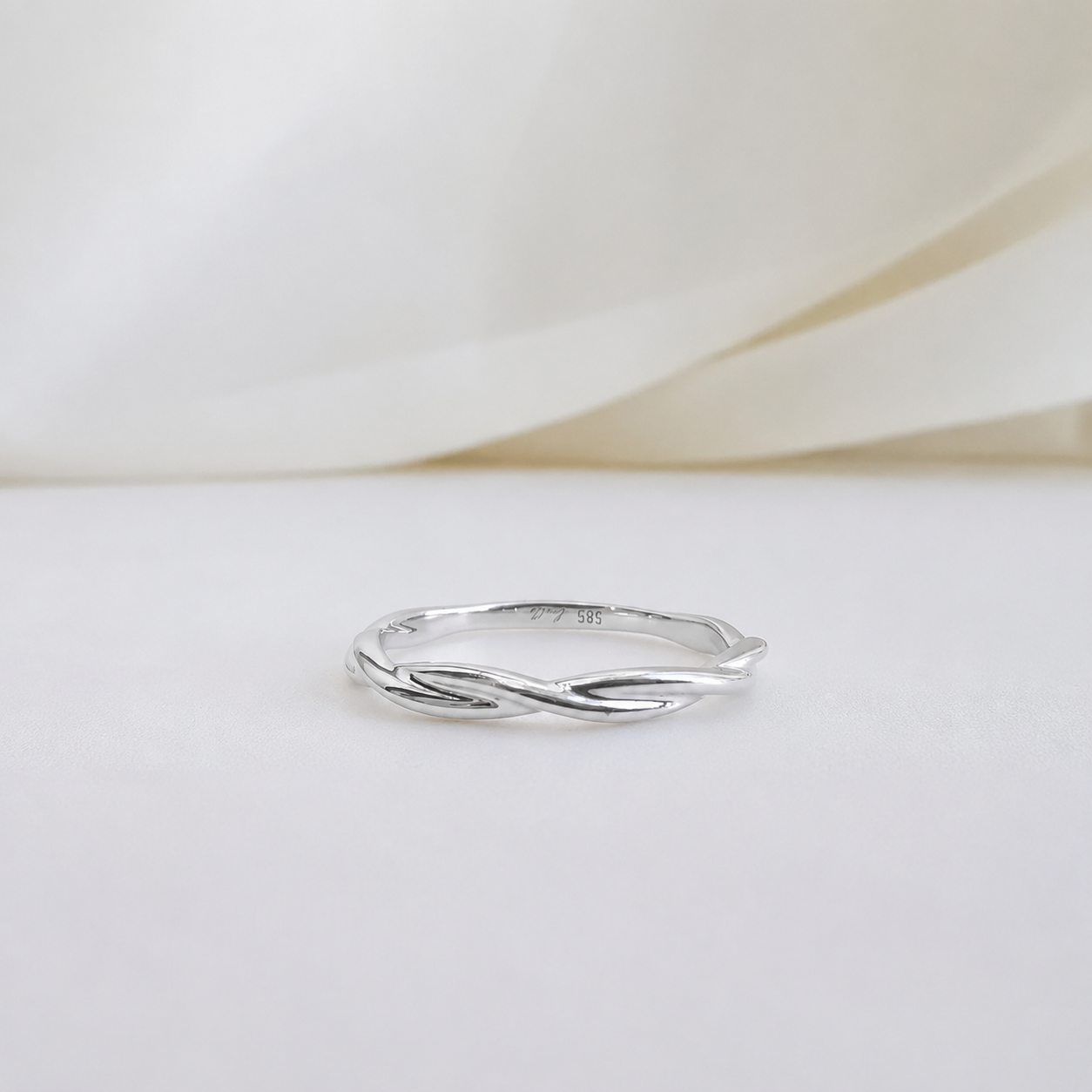 Isla Grace Petite Twisted Vine Plain Gold Band