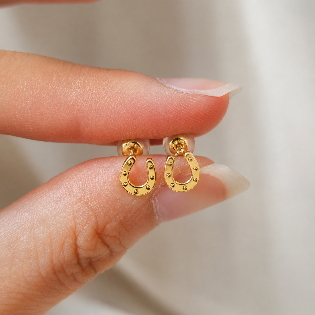 JP-FU-5253-18K-LUCKY-HORSESHOE-STUD-EARRINGS-06.png