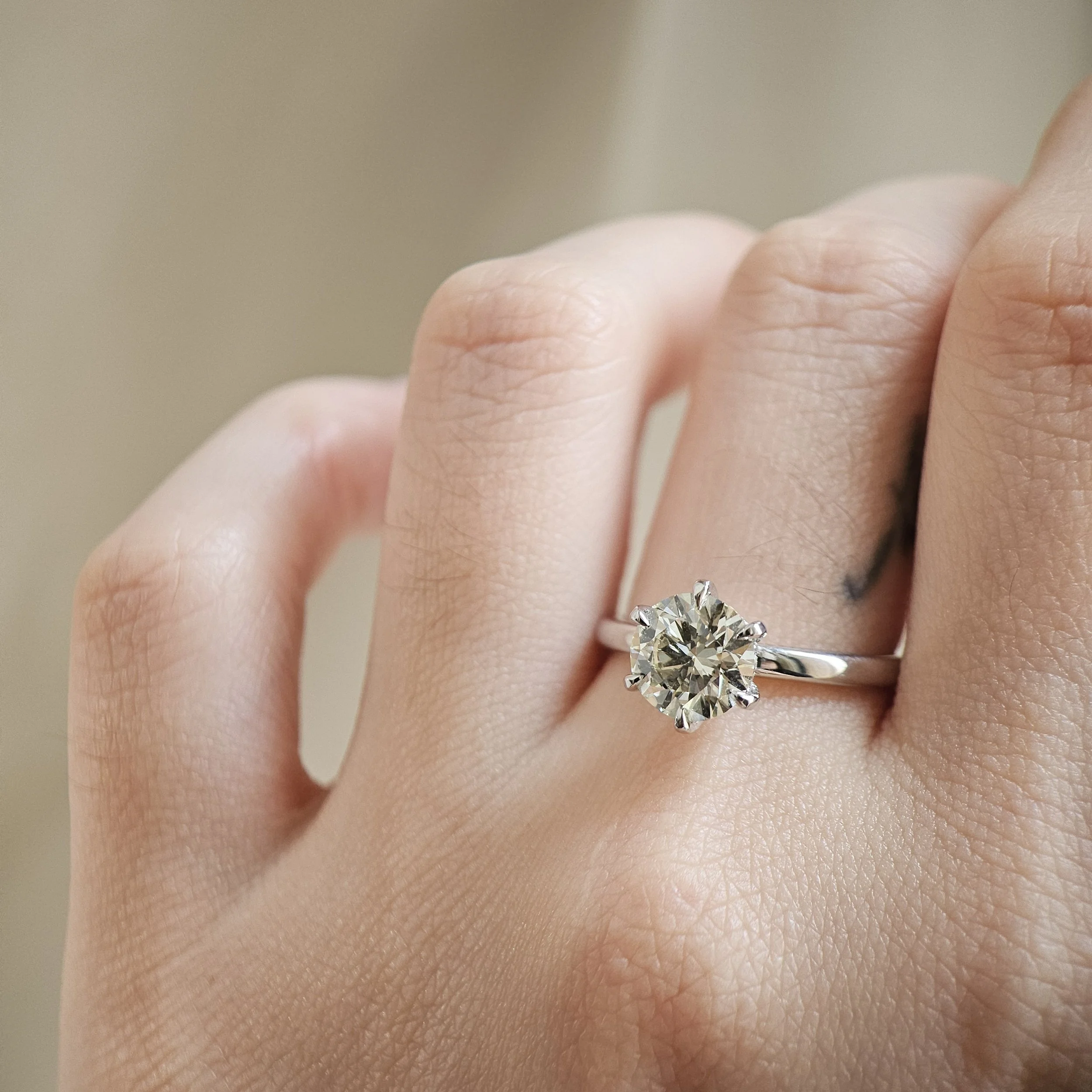 GJ430859_VOW_OnHand_Front.jpg