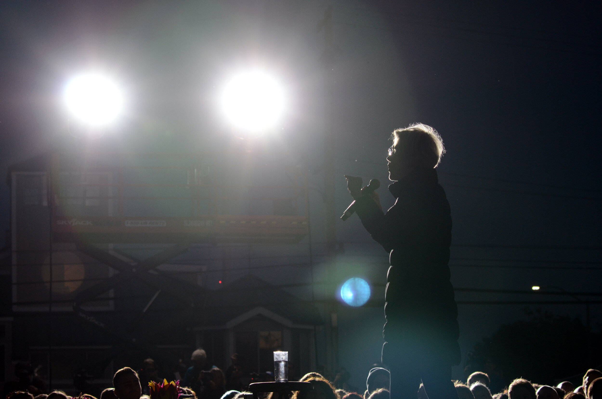 Warren speaks to a crowd of several thousand supporters at her May 31 presidential campaign rally in Oakland, Calif. Warren’s platform includes universal childcare, cancellation of student debt and environmental reforms. Photo by Eric Fang