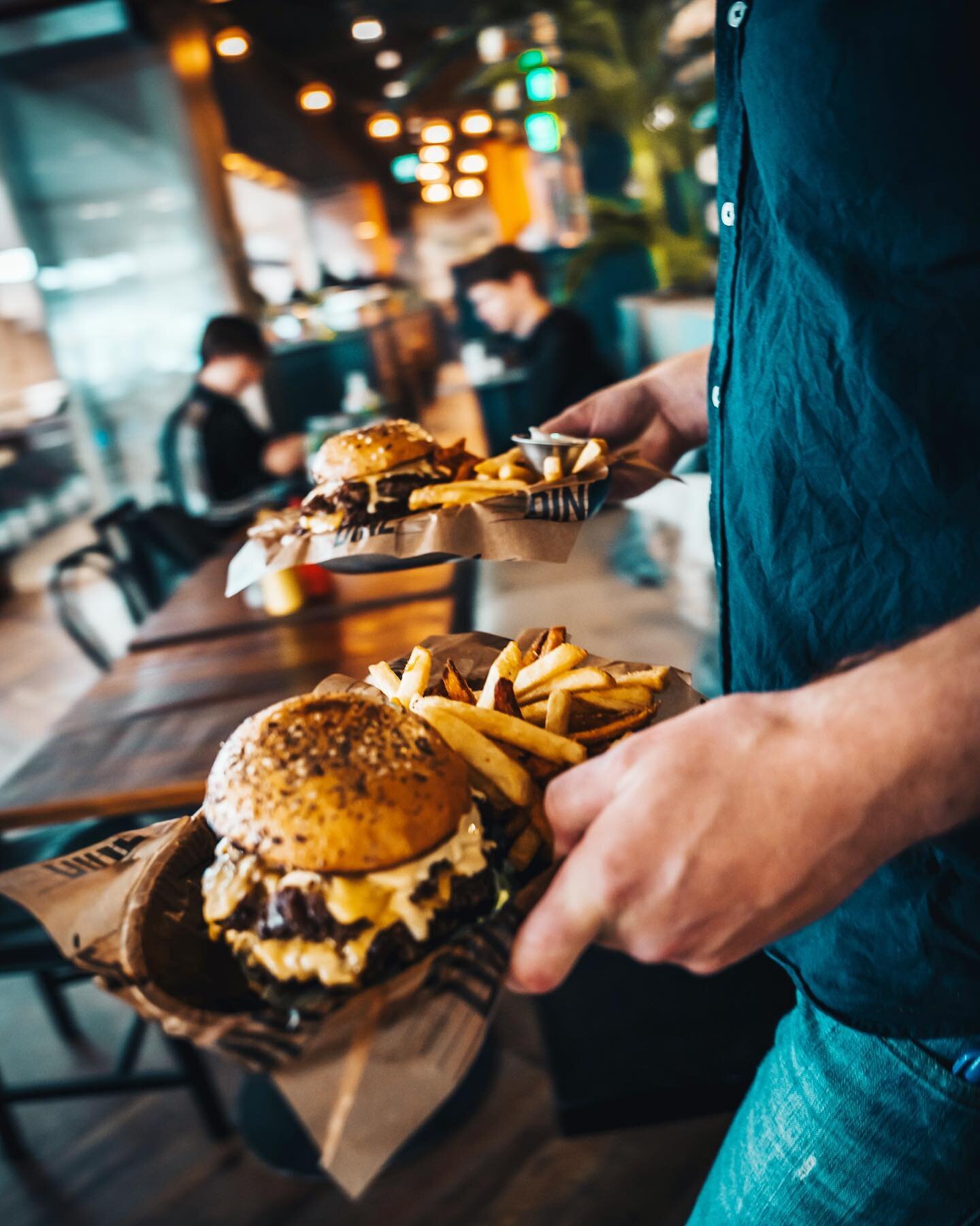 Orkar man verkligen laga mat en regnig söndag? 😉 Kom förbi så fixar vi söndagsmaten! 💁&zwj;♂️🍔
&bull;
&bull;
&bull;
#dineburgers #dine #göteborg #kungsbacka #örebro #helsingborg #svensktkött #svensktkott #burger #burgers #hamburger #hamburg