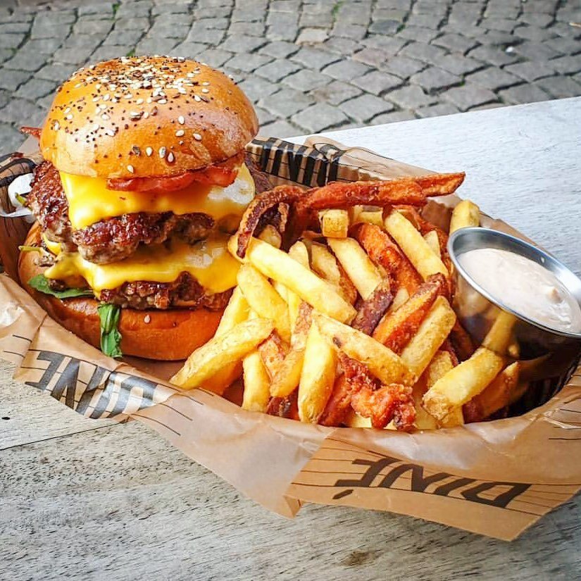 En dubbel Chili med mixade pommes, det sitter s&auml;llan fel! 🌶🍔🤤 
Foto: @hooked_on_burgers
&bull;
&bull;
&bull;
#dineburgers #dine #g&ouml;teborg #kungsbacka #&ouml;rebro #svensktk&ouml;tt #svensktkott #burger #burgers #hamburger #hamburgers #bu