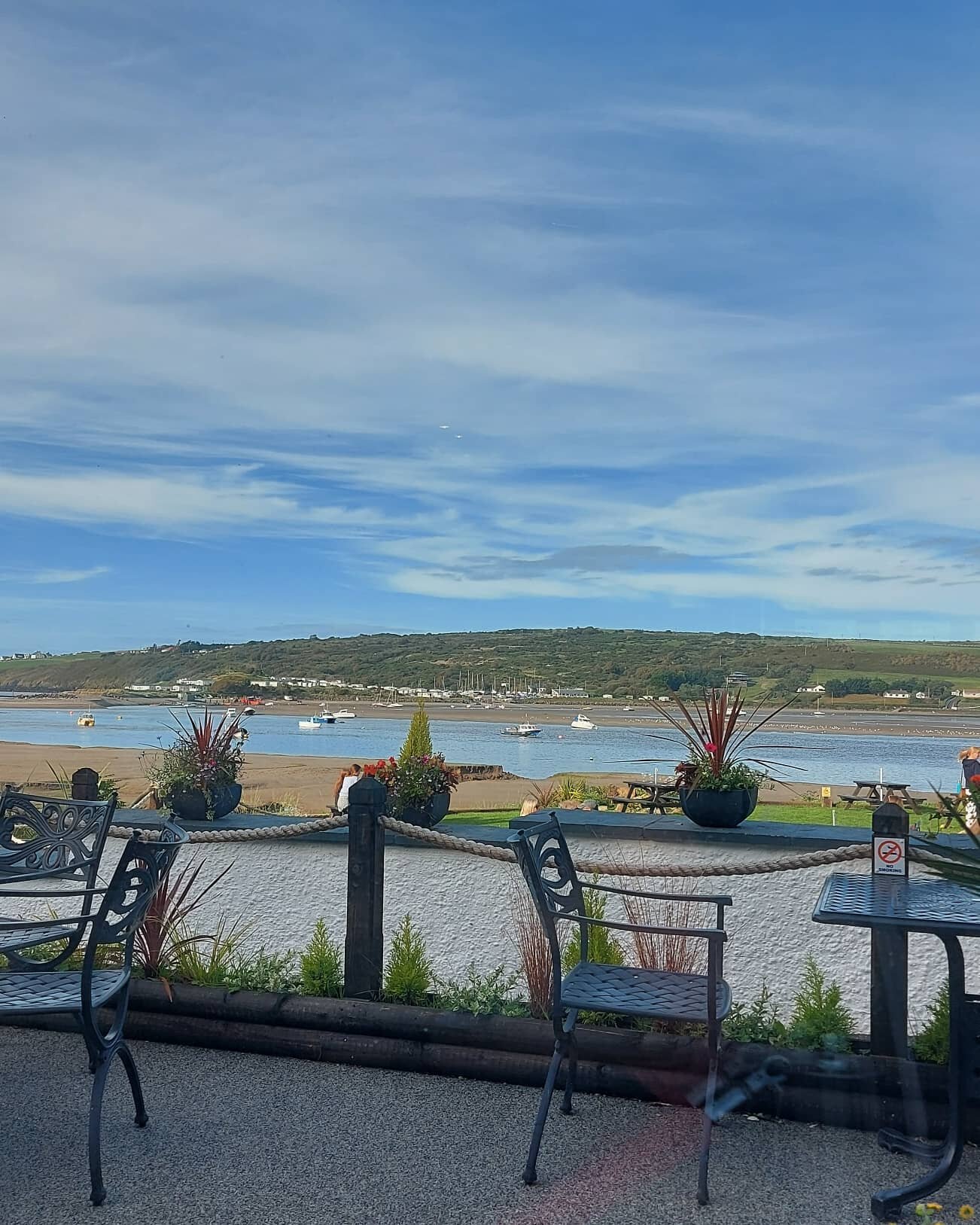 ⚓DINNER OUT⚓⁣
⁣
Last night we went to the @teifi_waterside_hotel for the first time and enjoyed great food, a lovely welcome &amp; beautiful views over the Teifi Estuary 💙⁣
⁣
Afterwards we took a stroll along the estuary and our little one enjoyed p