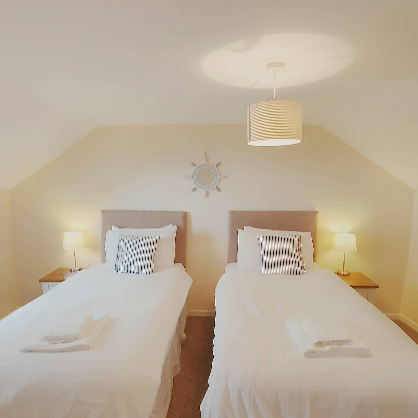 ⚓FLEXIBILITY⚓⁣
⠀⁣
Bedroom 1 in Coastal Cottage has the flexibility to be made-up as two single beds, or one huge superking bed 🛏⁣
⁣
Bedroom 2 is a double, so the cottage is ideal for couples 👫, familes👨&zwj;👩&zwj;👧&zwj;👦 or friends👭👬 ⁣
⁣
Our 