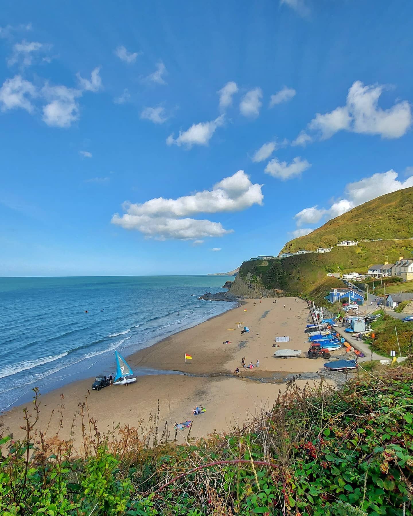 💛HAPPY SATURDAY💛⁣
⁣⁣⁣
We love this September sunshine ☀️. Perfect for a walk along the @walescoastpath from Aberporth to Tresaith..and a cheeky drink or two @theshipinn_tresaith 🍻⁣
⁣
We hope you're having a lovely weekend too 💙⁣
⁣⁣
#aberporthcoas